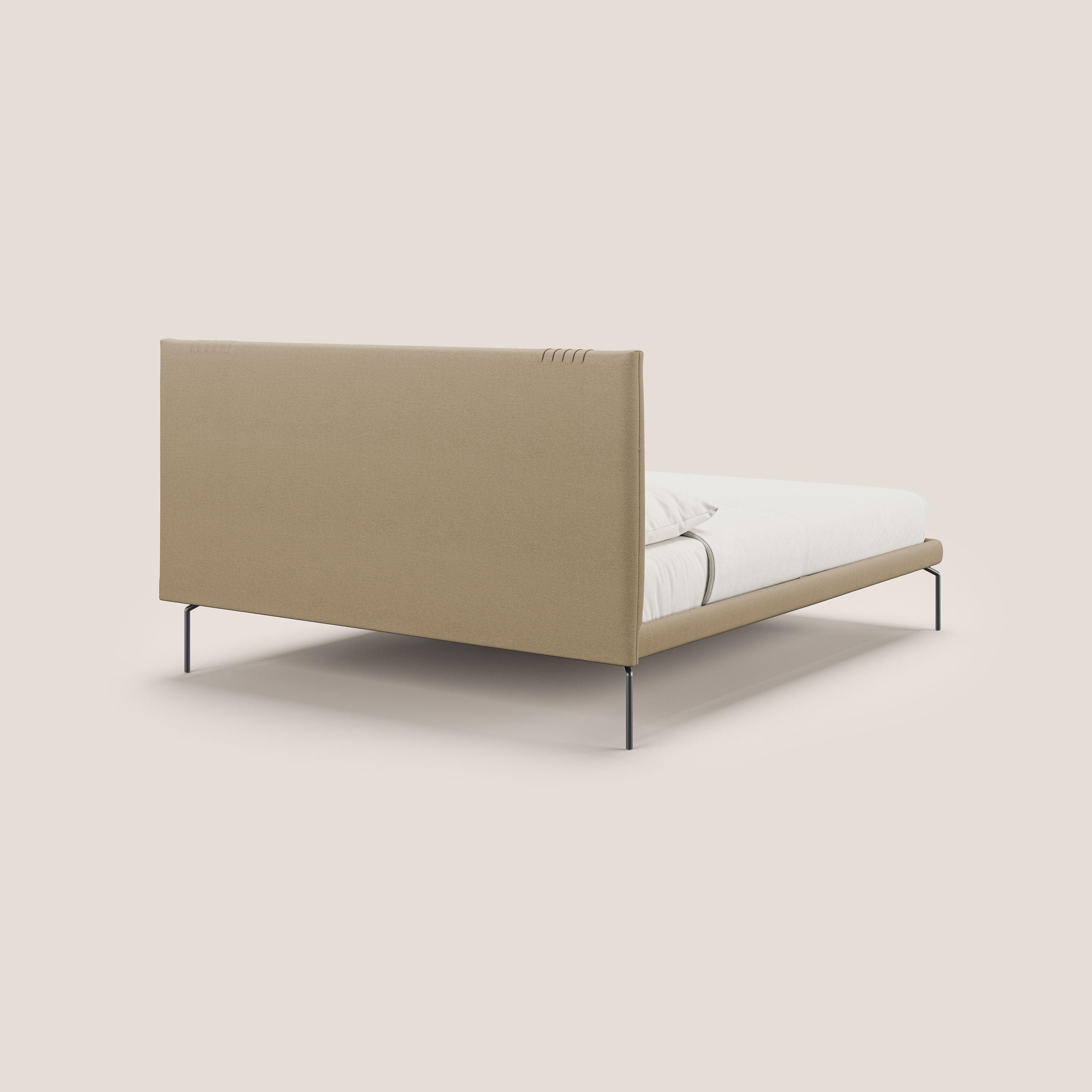 Finn letto imbottito con piedi alti in metallo in tessuto smacchiabile T05 beige - divani.store