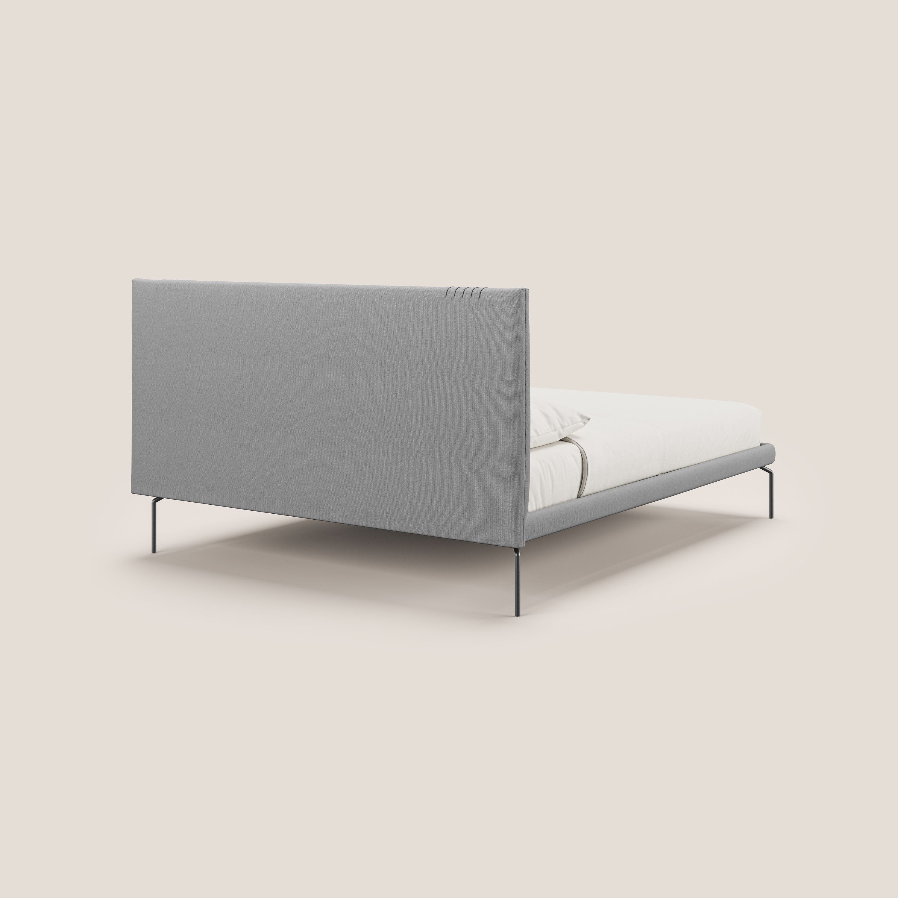Finn letto imbottito con piedi alti in metallo in tessuto smacchiabile T05 grigio - divani.store
