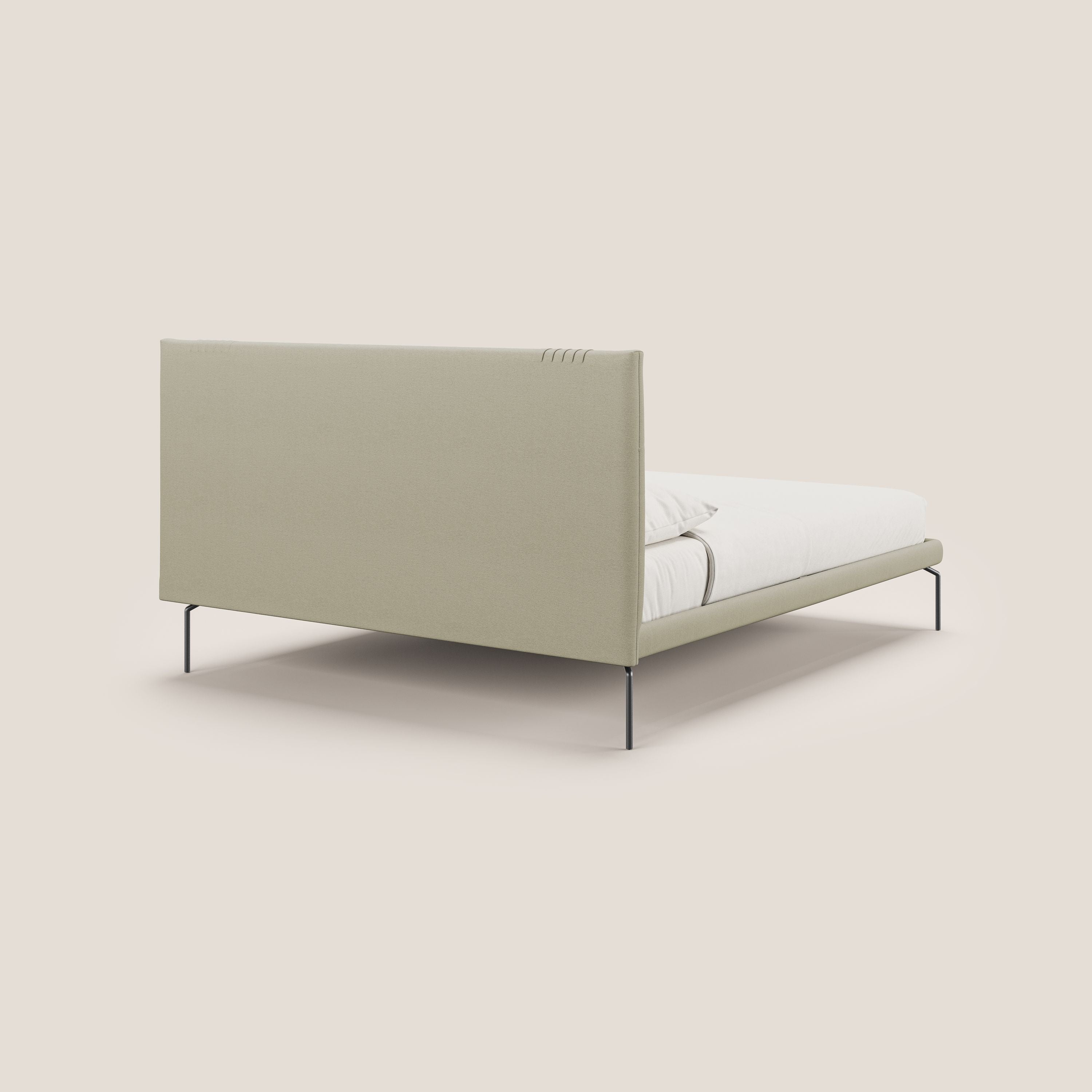 Finn letto imbottito con piedi alti in metallo in tessuto smacchiabile T05 panna - divani.store