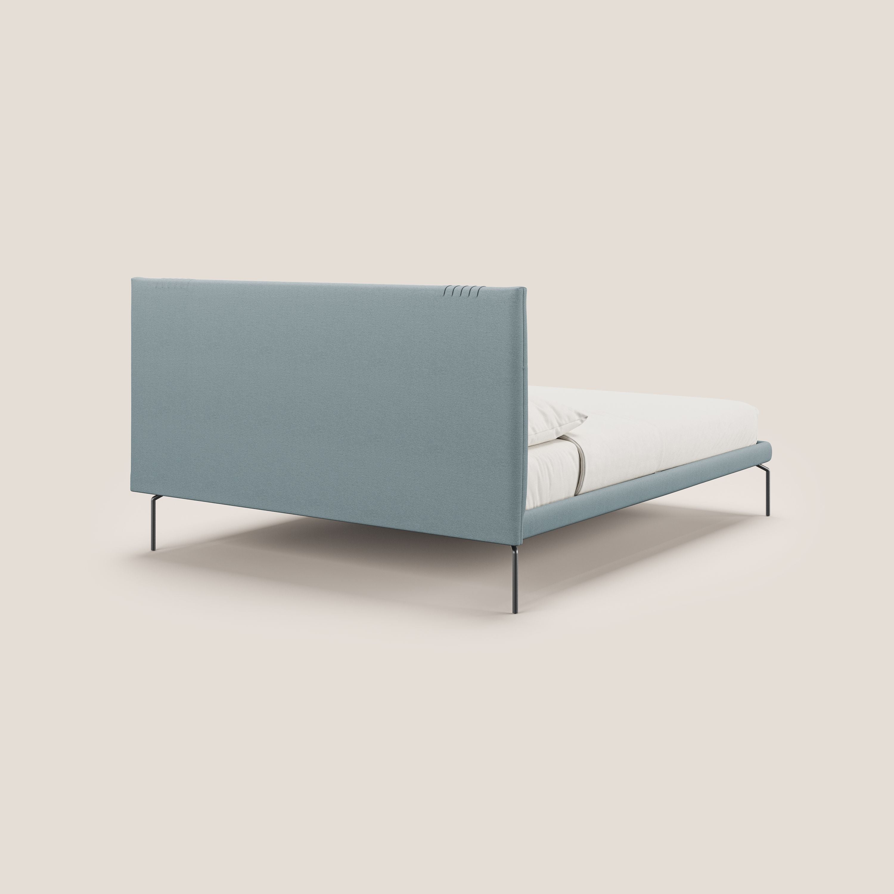 Finn letto imbottito con piedi alti in metallo in tessuto smacchiabile T05 carta da zucchero - divani.store