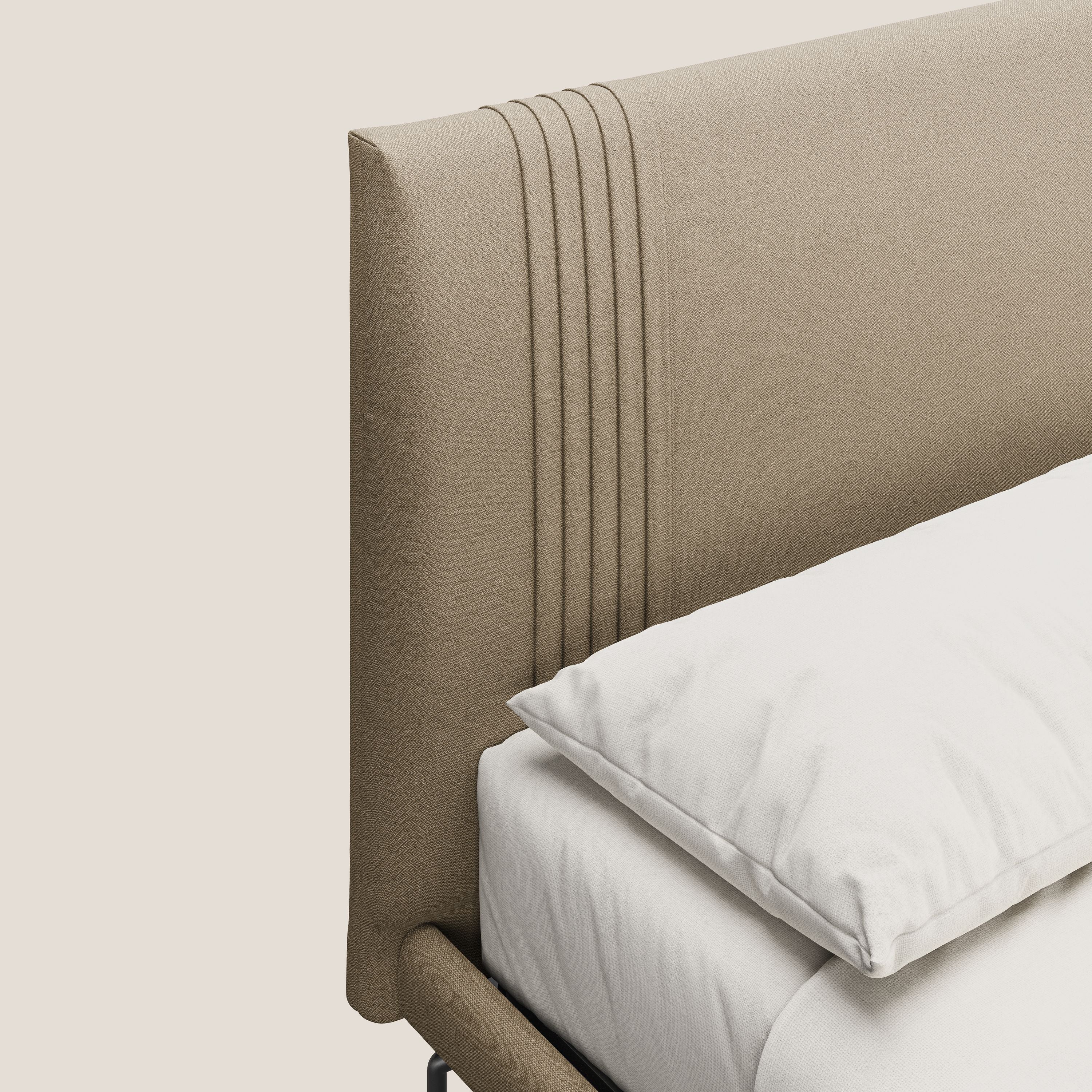 Finn letto imbottito con piedi alti in metallo in tessuto smacchiabile T05 beige - divani.store