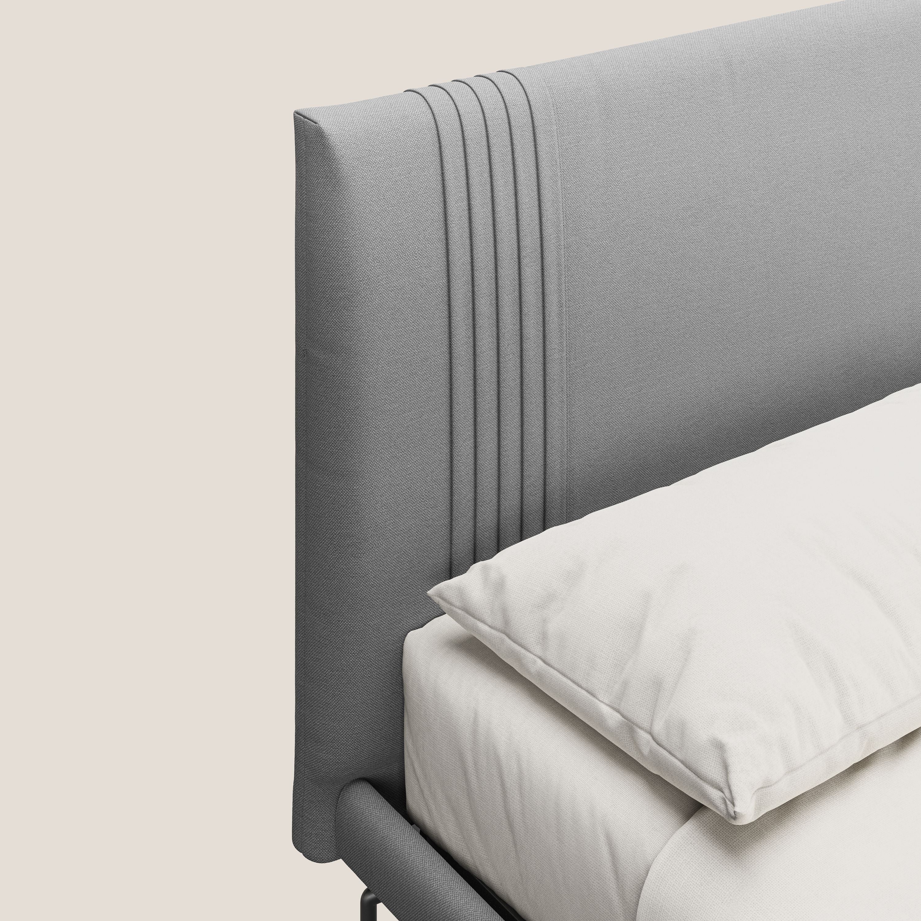 Finn letto imbottito con piedi alti in metallo in tessuto smacchiabile T05 grigio - divani.store