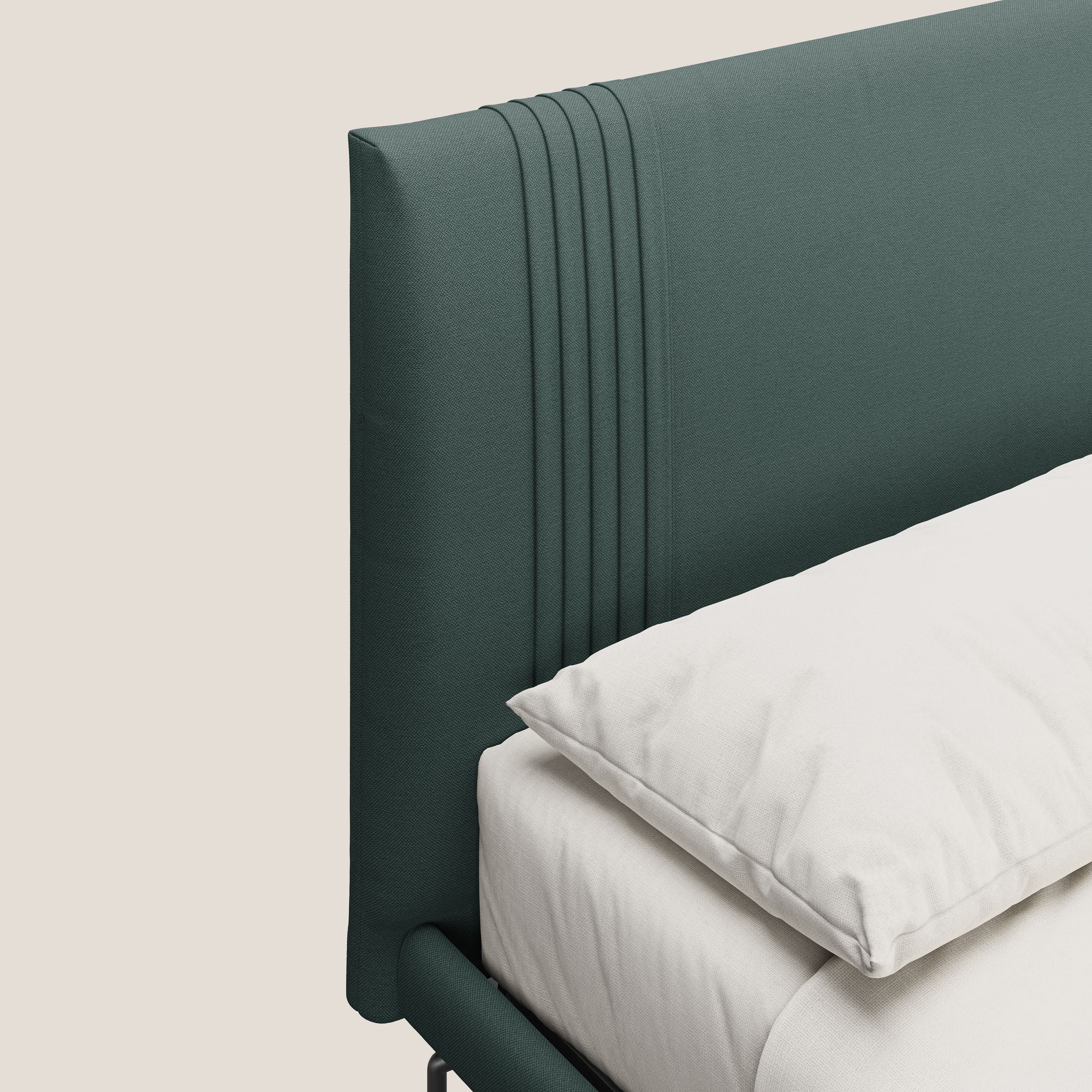 Finn letto imbottito con piedi alti in metallo in tessuto smacchiabile T05 verde - divani.store