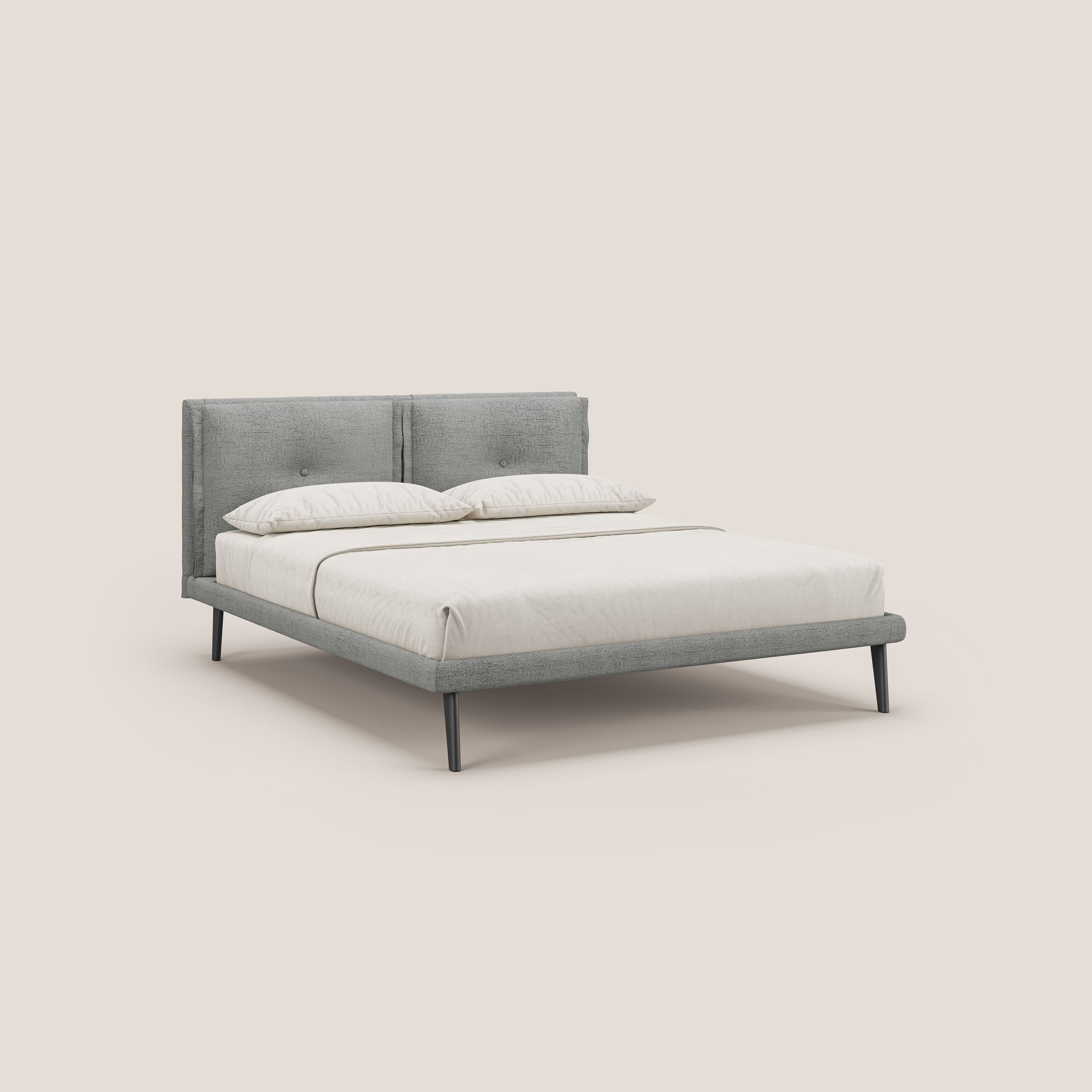 Ibuki letto con cuscini trapuntati regolabili e piedi in mogano in tessuto fiammato impermeabile T03 grigio chiaro - divani.store
