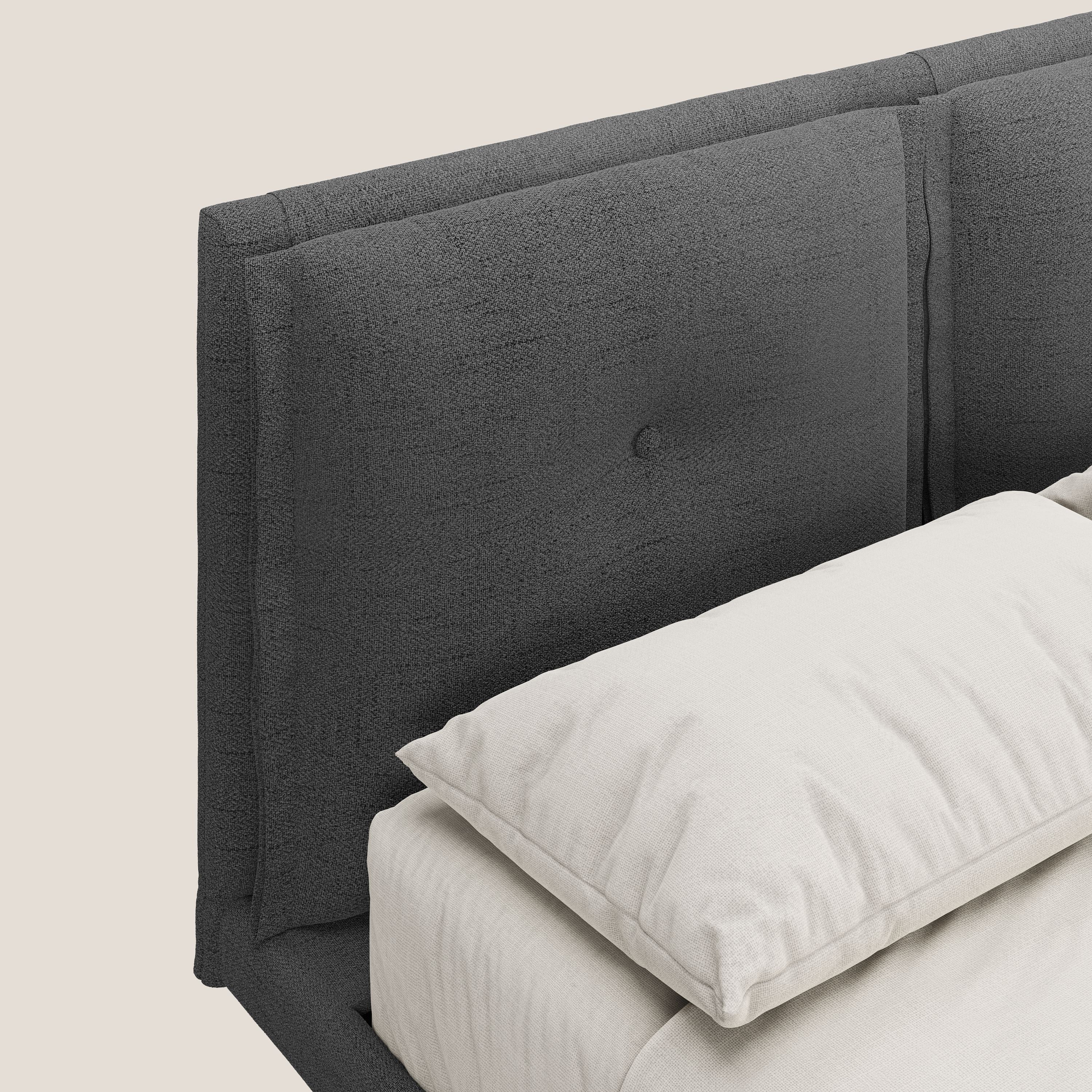 Ibuki letto con cuscini trapuntati regolabili e piedi in mogano in tessuto fiammato impermeabile T03 grigio - divani.store