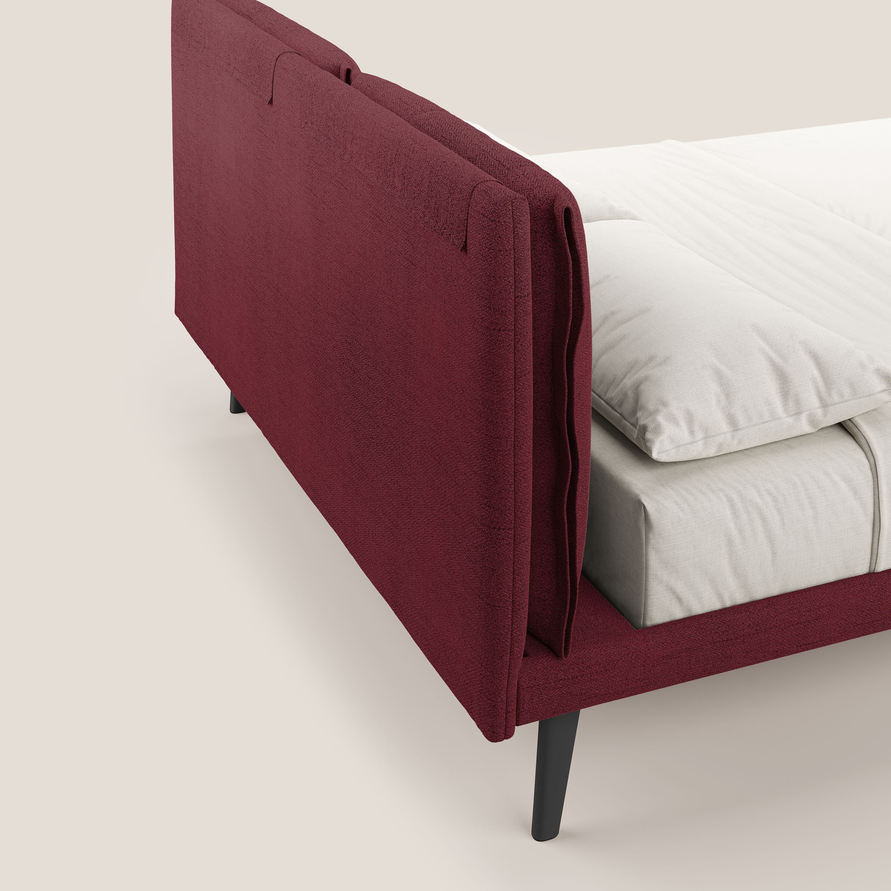 Ibuki letto con cuscini trapuntati regolabili e piedi in mogano in tessuto fiammato impermeabile T03 rosso - divani.store