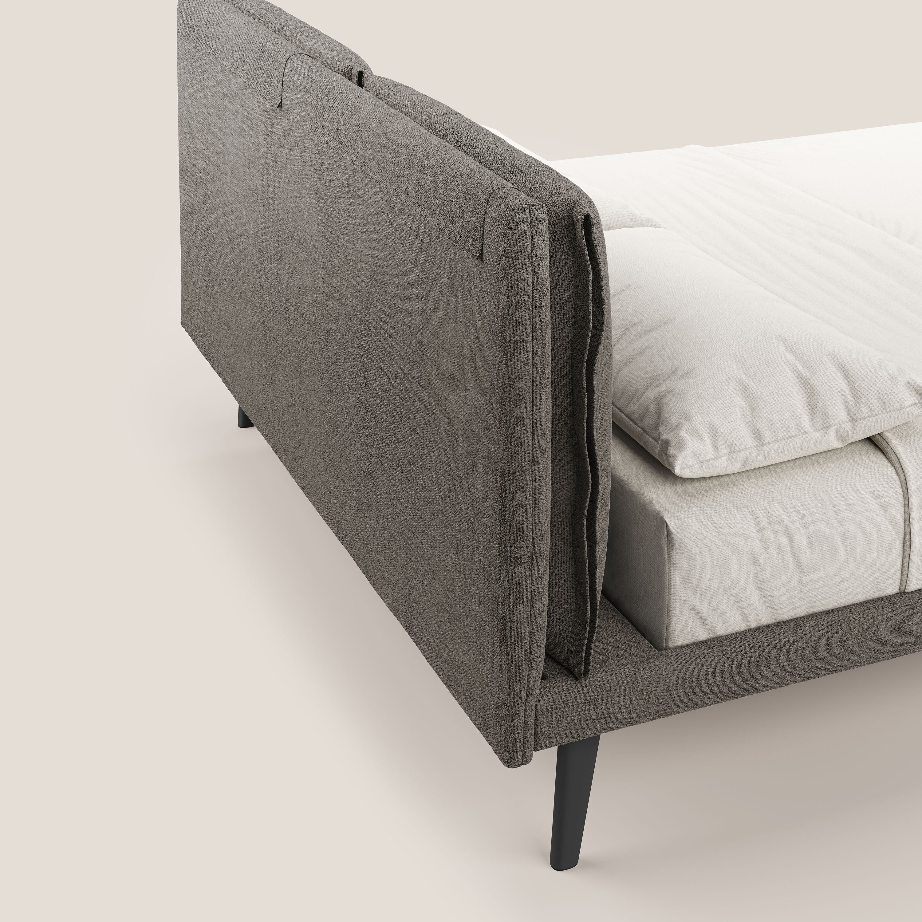 Ibuki letto con cuscini trapuntati regolabili e piedi in mogano in tessuto fiammato impermeabile T03 talpa - divani.store