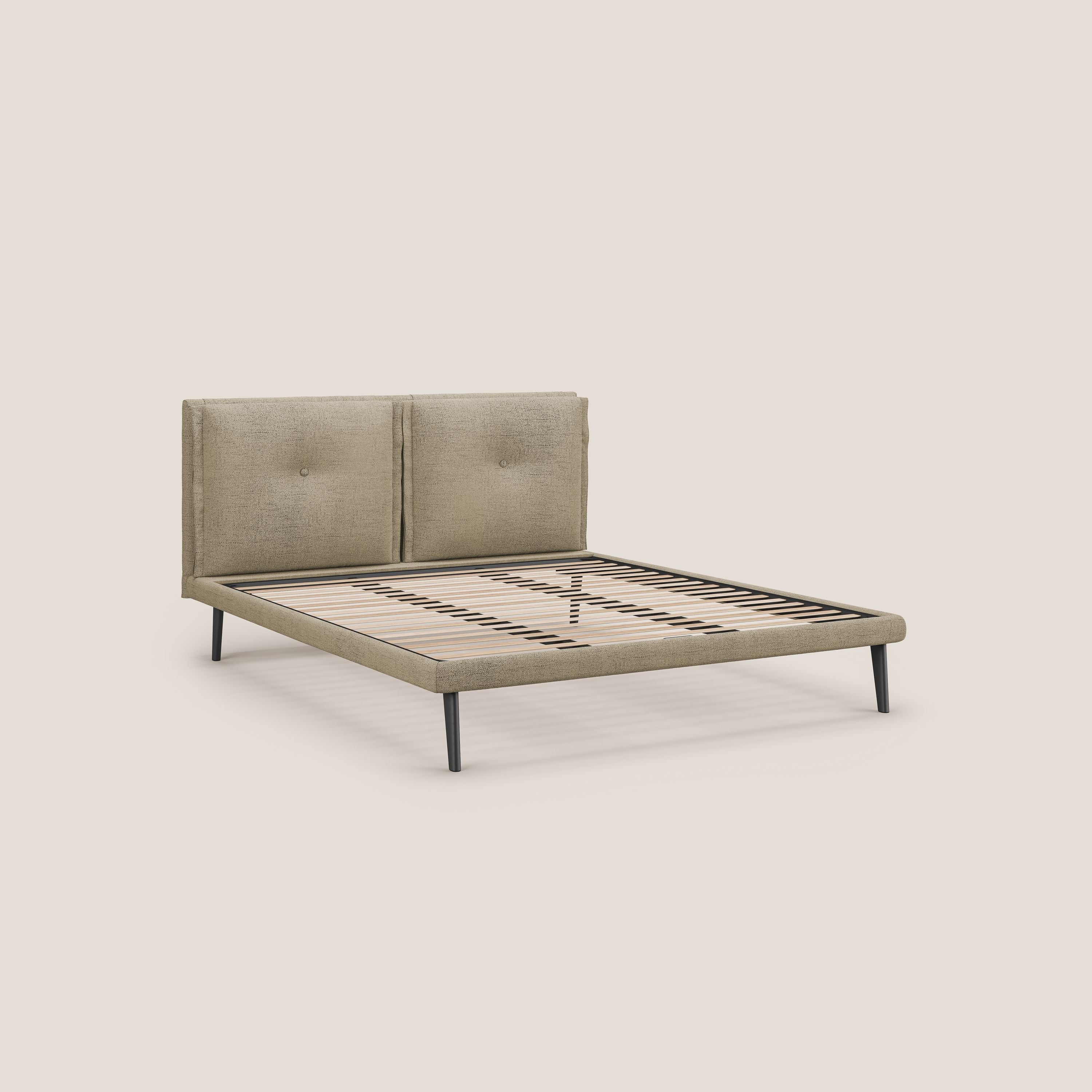 Ibuki letto con cuscini trapuntati regolabili e piedi in mogano in tessuto fiammato impermeabile T03 beige - divani.store