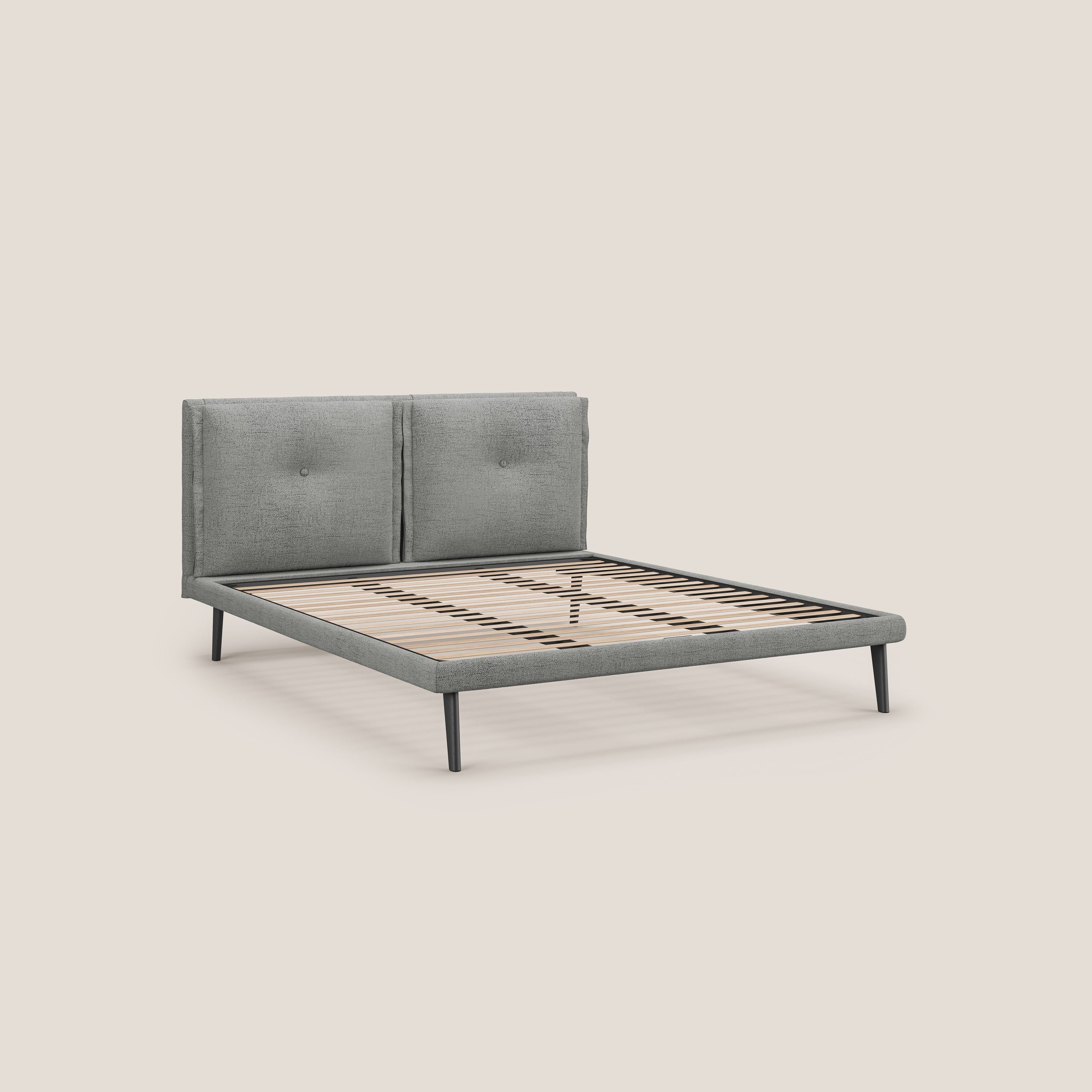 Ibuki letto con cuscini trapuntati regolabili e piedi in mogano in tessuto fiammato impermeabile T03 grigio chiaro - divani.store
