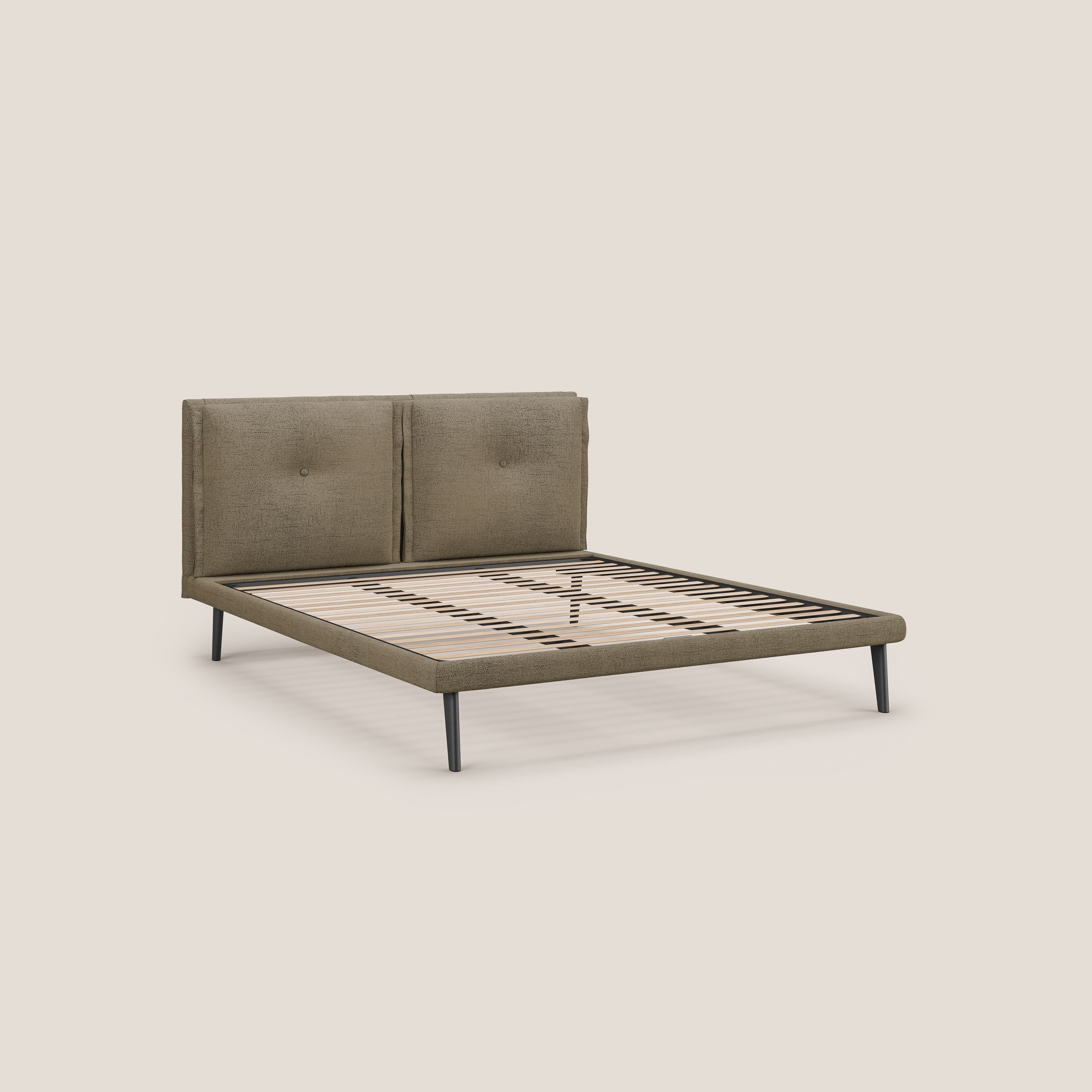 Ibuki letto con cuscini trapuntati regolabili e piedi in mogano in tessuto fiammato impermeabile T03 marrone - divani.store