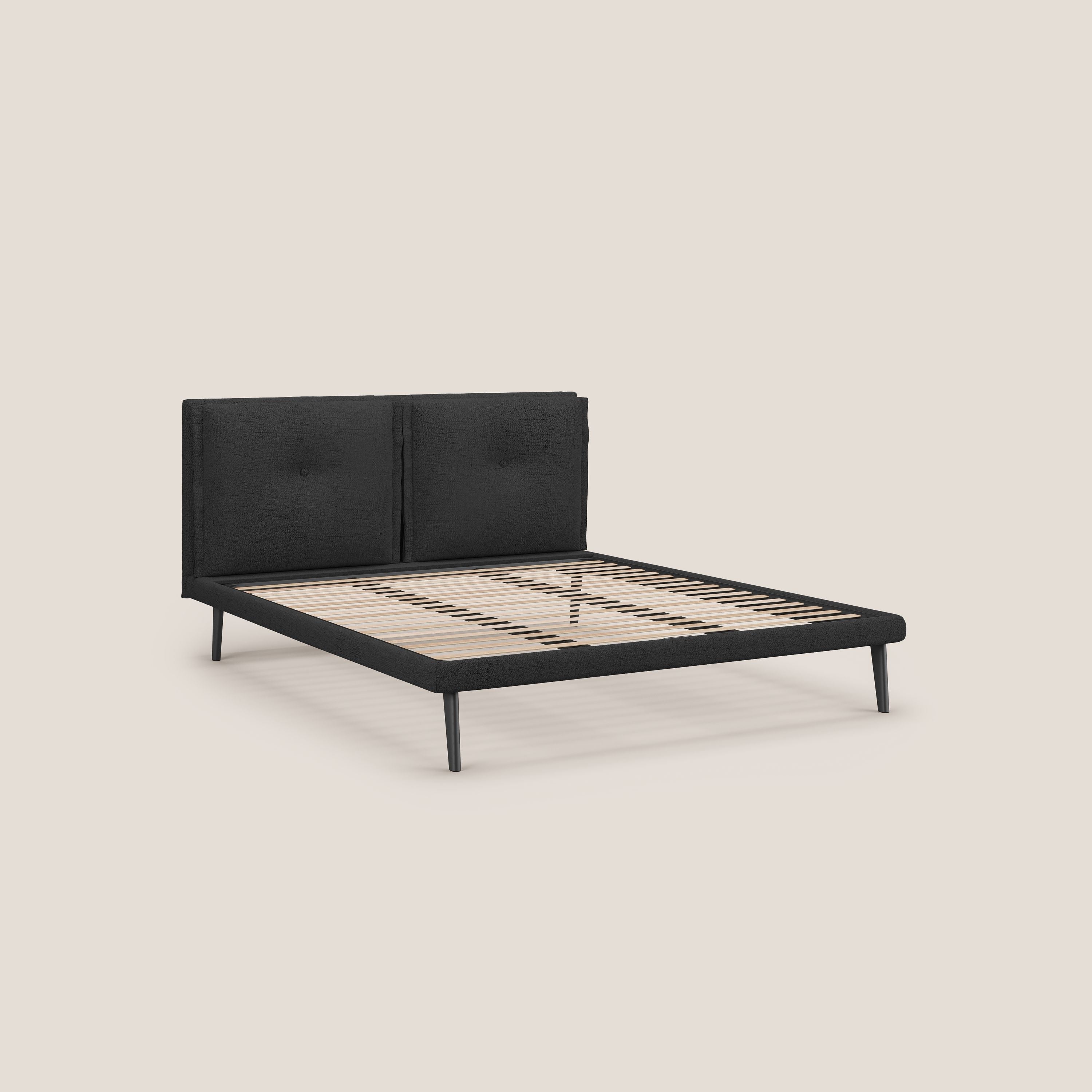 Ibuki letto con cuscini trapuntati regolabili e piedi in mogano in tessuto fiammato impermeabile T03 antracite - divani.store