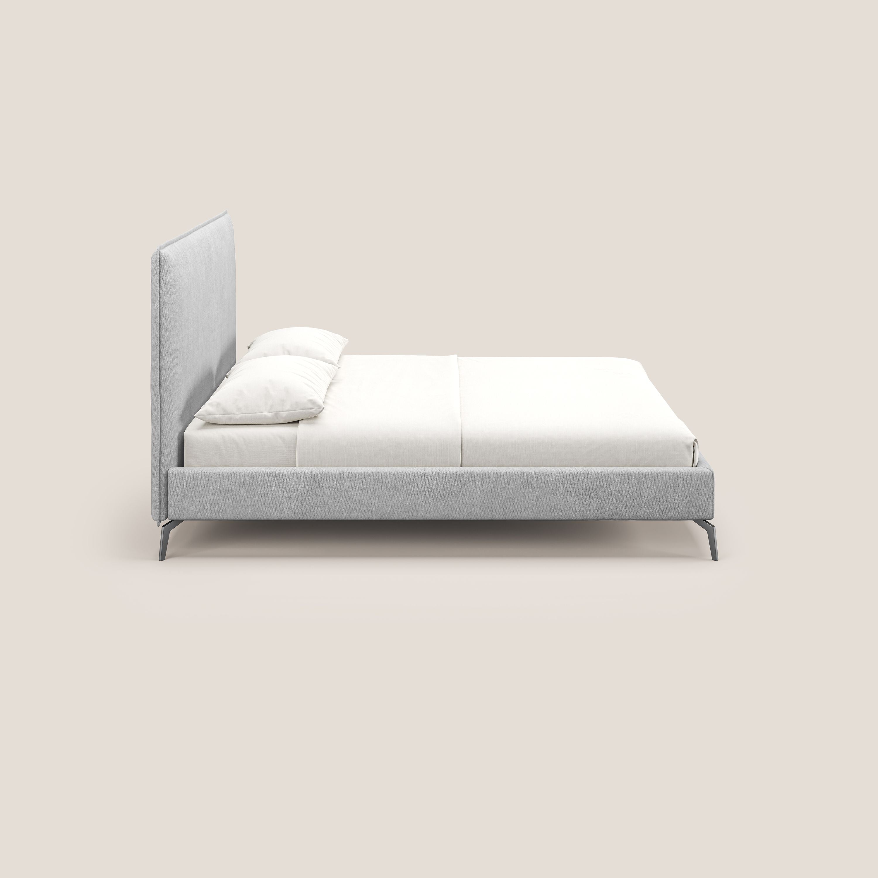 Iris letto imbottito con piedini neri sfoderabile in tessuto impermeabile T02 grigio chiaro - divani.store