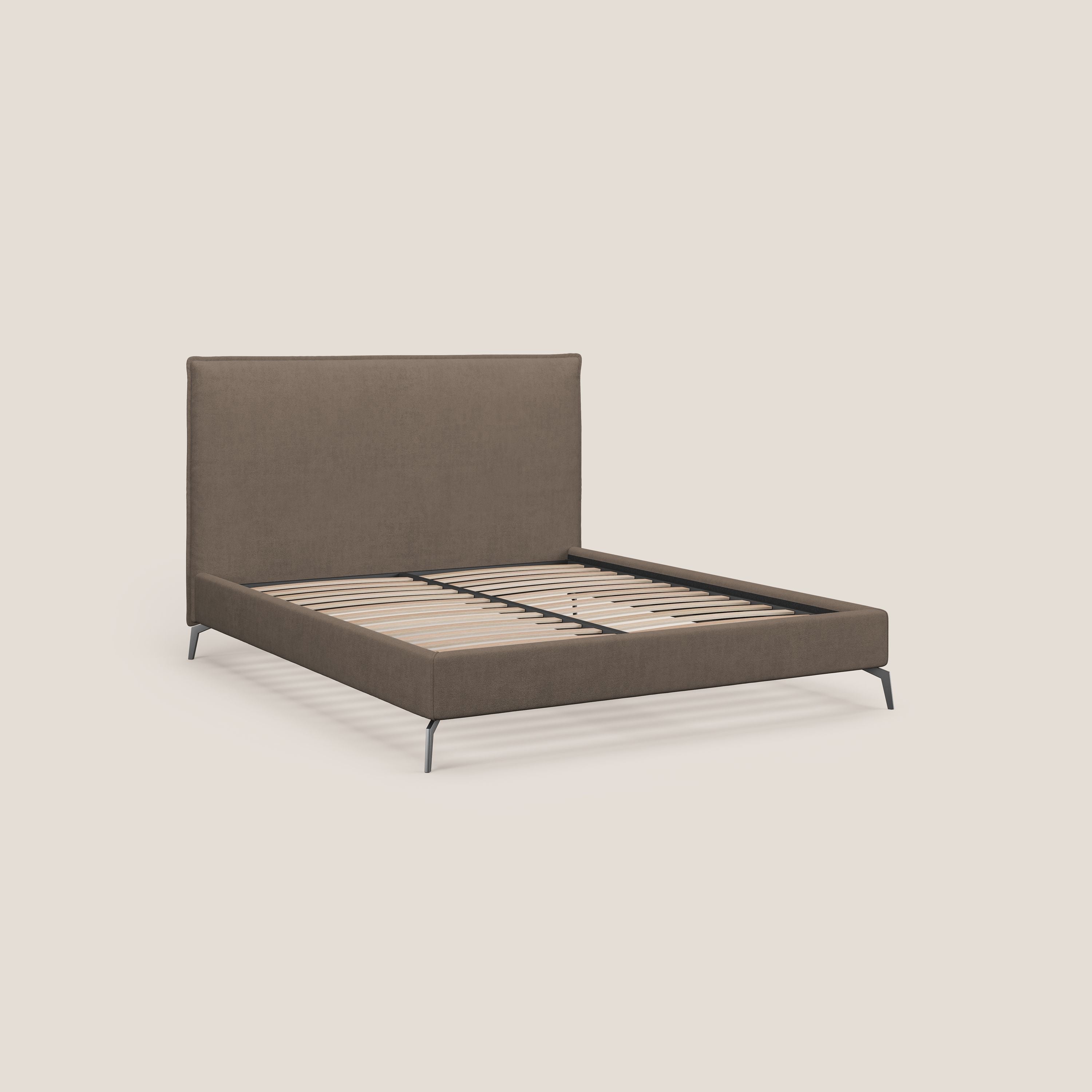 Iris letto imbottito con piedini neri sfoderabile in tessuto impermeabile T02 marrone - divani.store