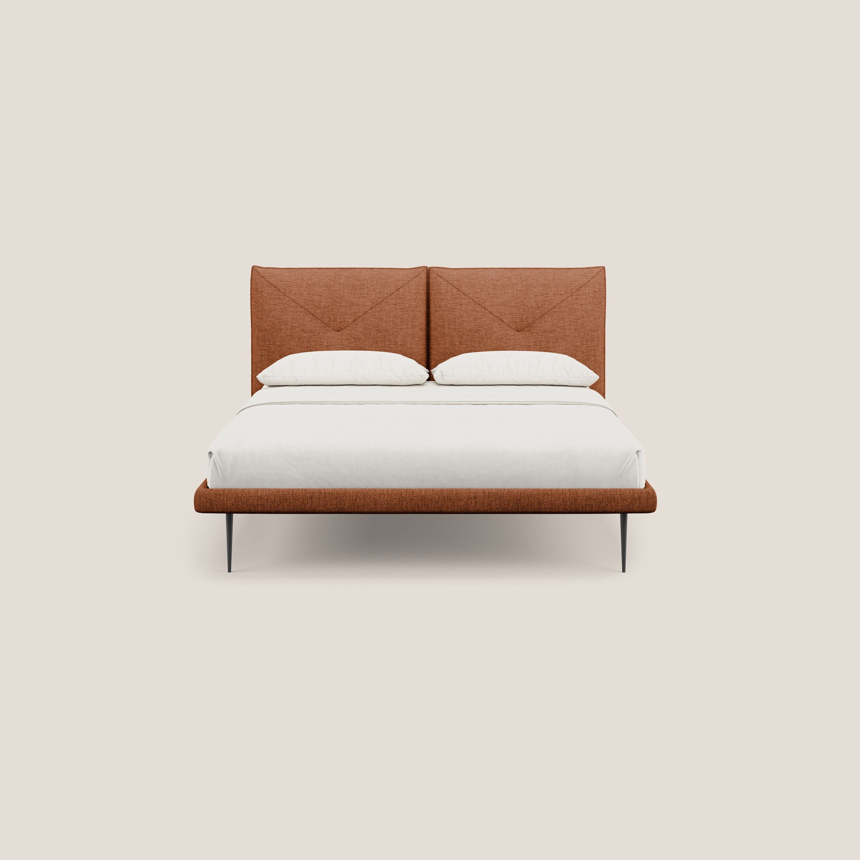Jolie letto a doppio pannello con piedi alti in metallo in tessuto smacchiabile T18 ruggine - divani.store