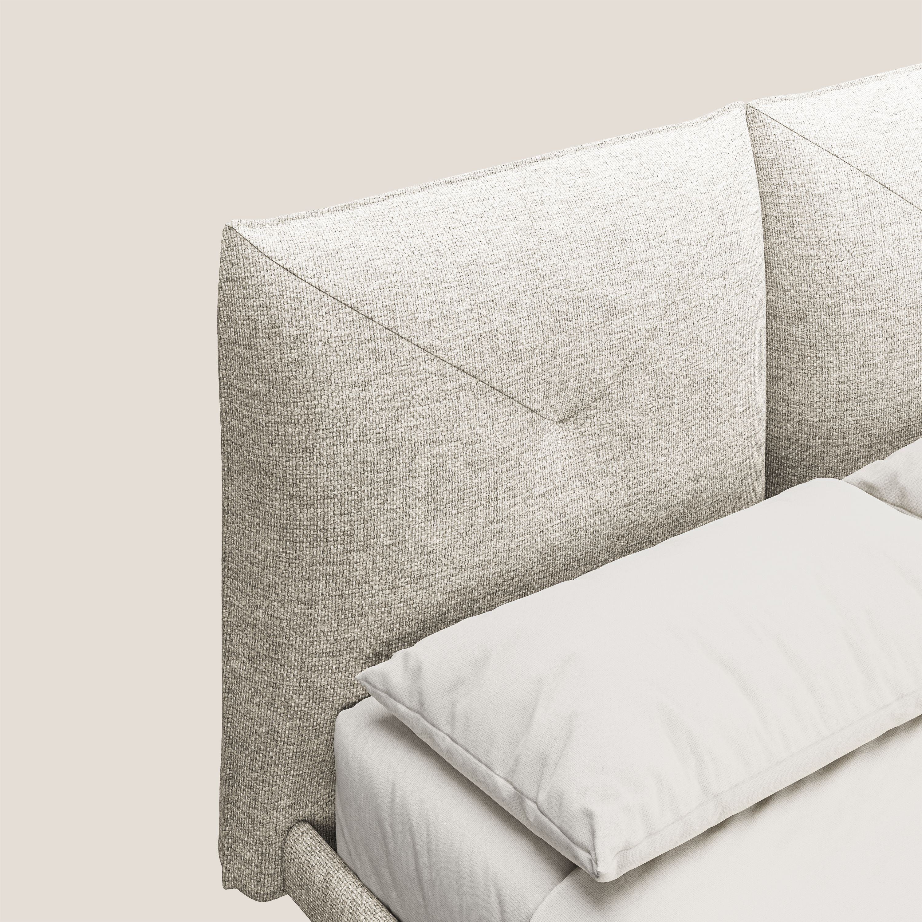 Jolie letto a doppio pannello con piedi alti in metallo in tessuto smacchiabile T18 panna - divani.store