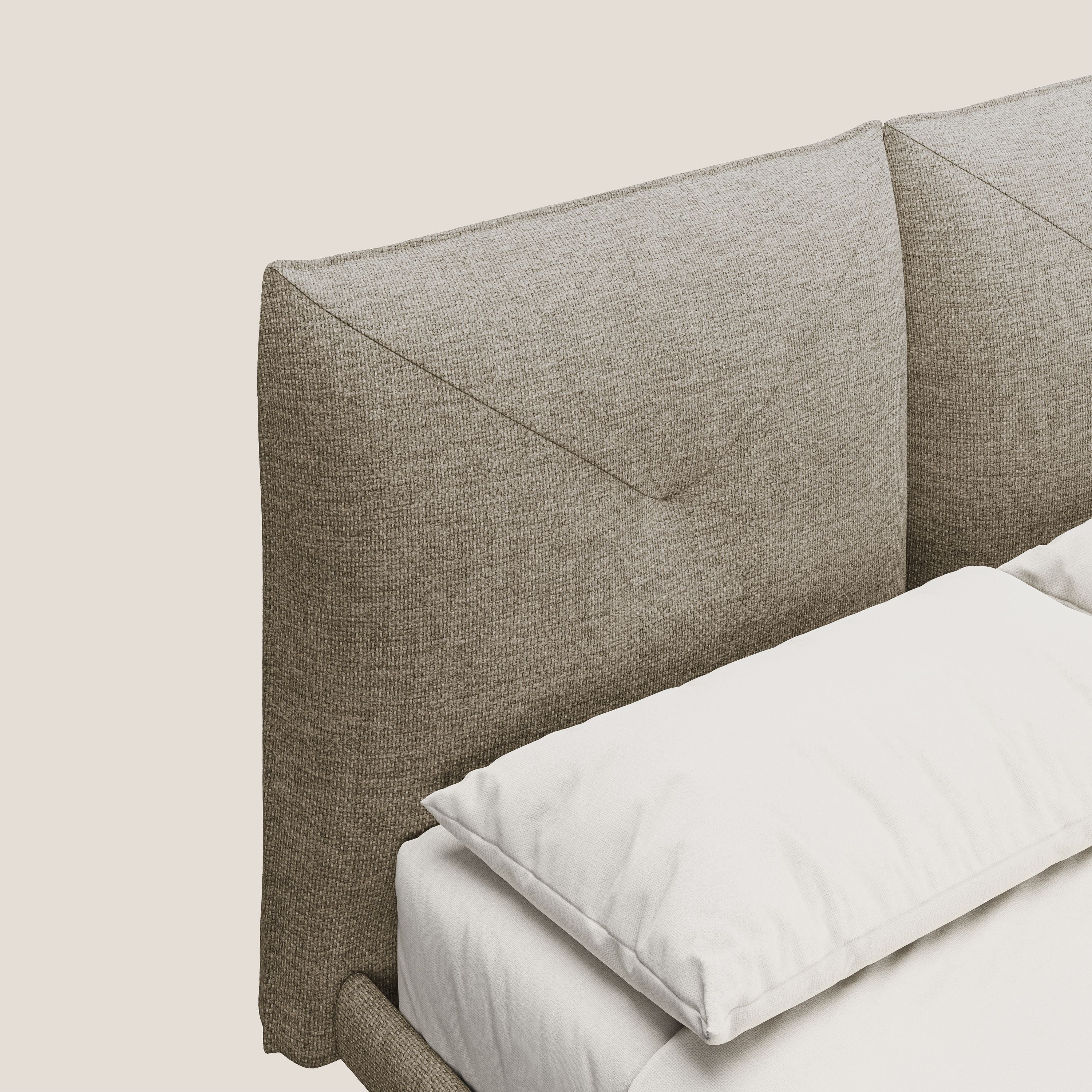 Jolie letto a doppio pannello con piedi alti in metallo in tessuto smacchiabile T18 beige - divani.store