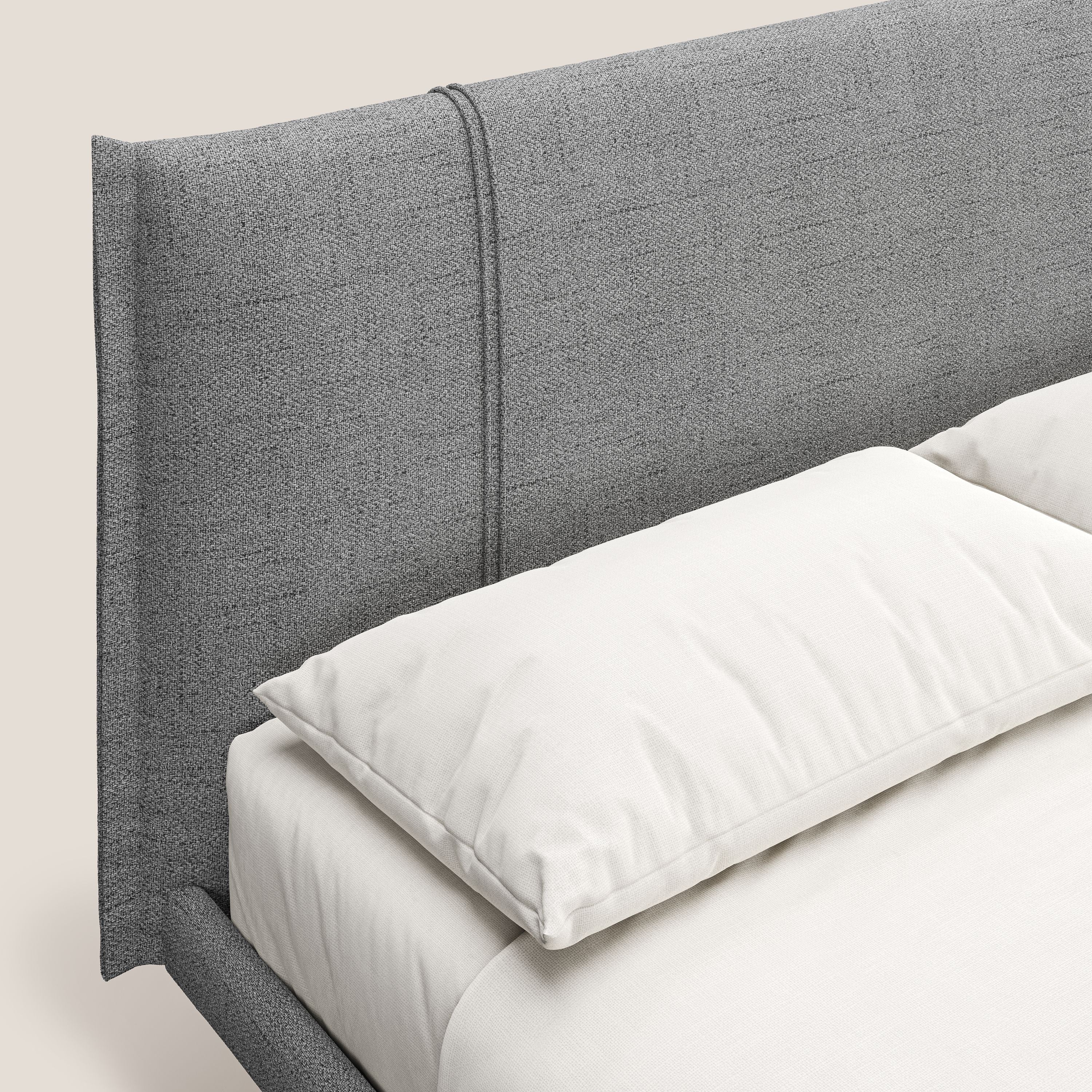 Klaus LETTO moderno con piedi in mogano e tessuto fiammato impermeabile T03 grigio chiaro - divani.store