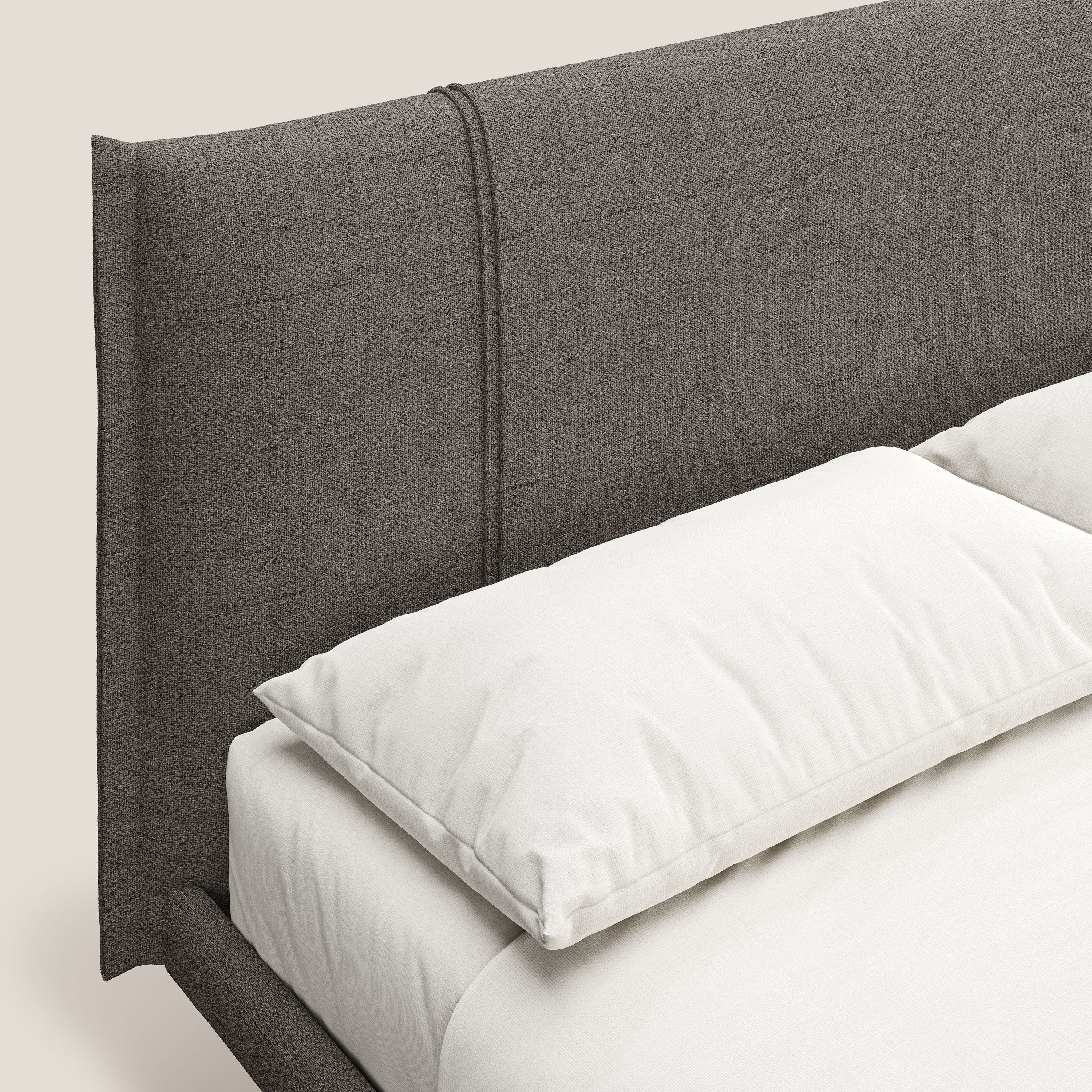 Klaus LETTO moderno con piedi in mogano e tessuto fiammato impermeabile T03 talpa - divani.store