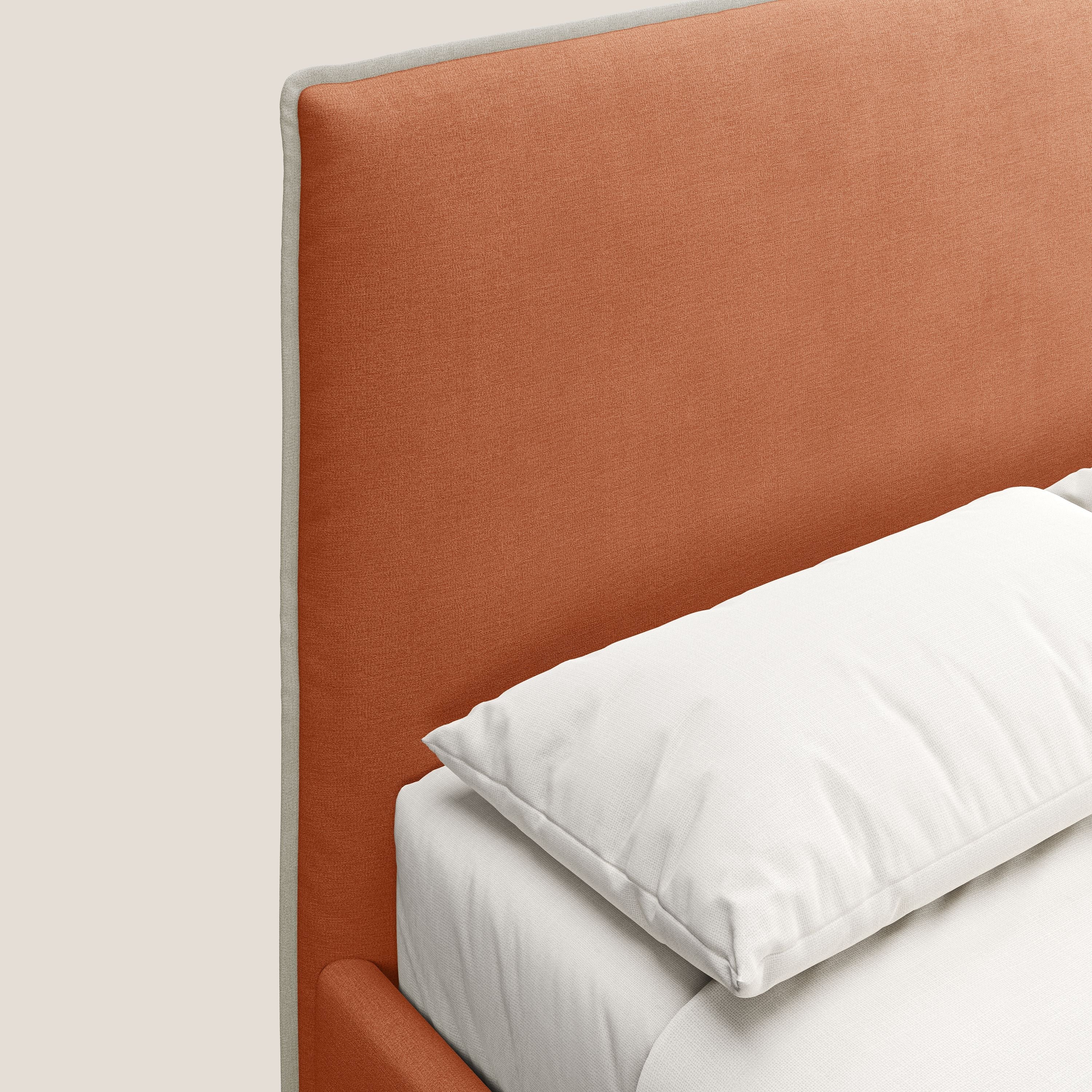 Leila letto imbottito con piedini legno in tessuto smacchiabile T17 arancio - panna - divani.store