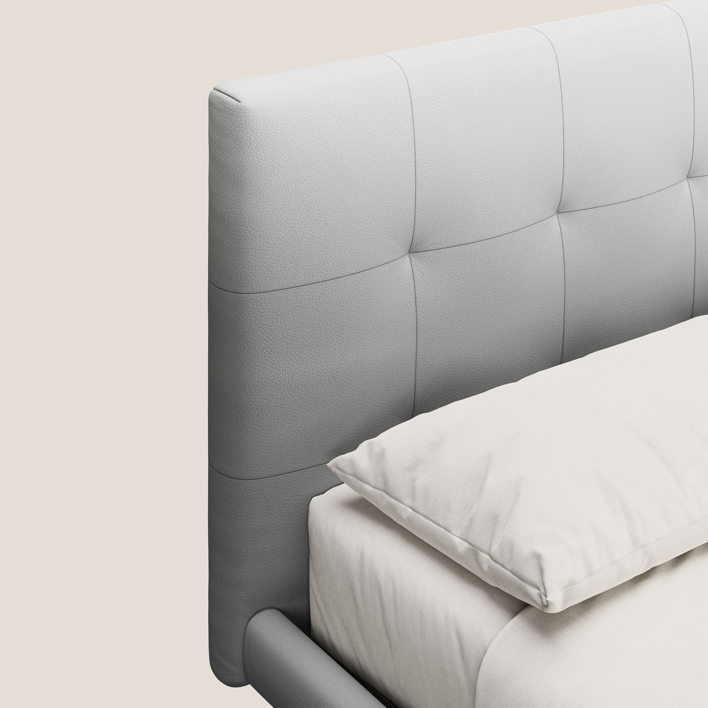 Midori letto imbottito trapuntato in ecopelle con piedini alti T04 grigio chiaro - divani.store