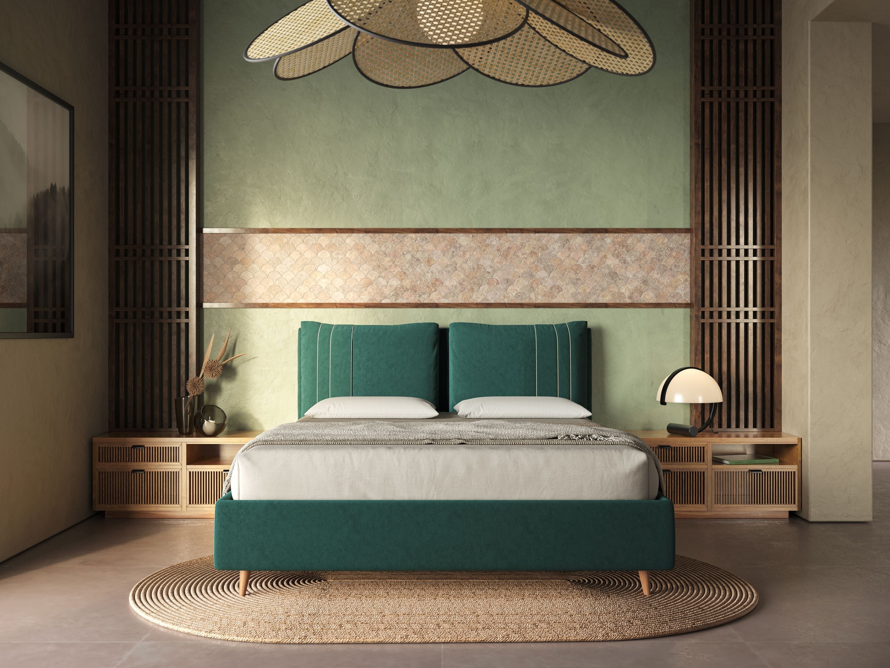 Camera da letto moderna con letto contenitore Nathan verde di Letti.store, con cuscini regolabili con tasche, due comodini in legno, un tappeto rotondo intrecciato, decorazioni in tonalità terra, una parete rivestita di verde e una grande plafoniera a forma di foglia.