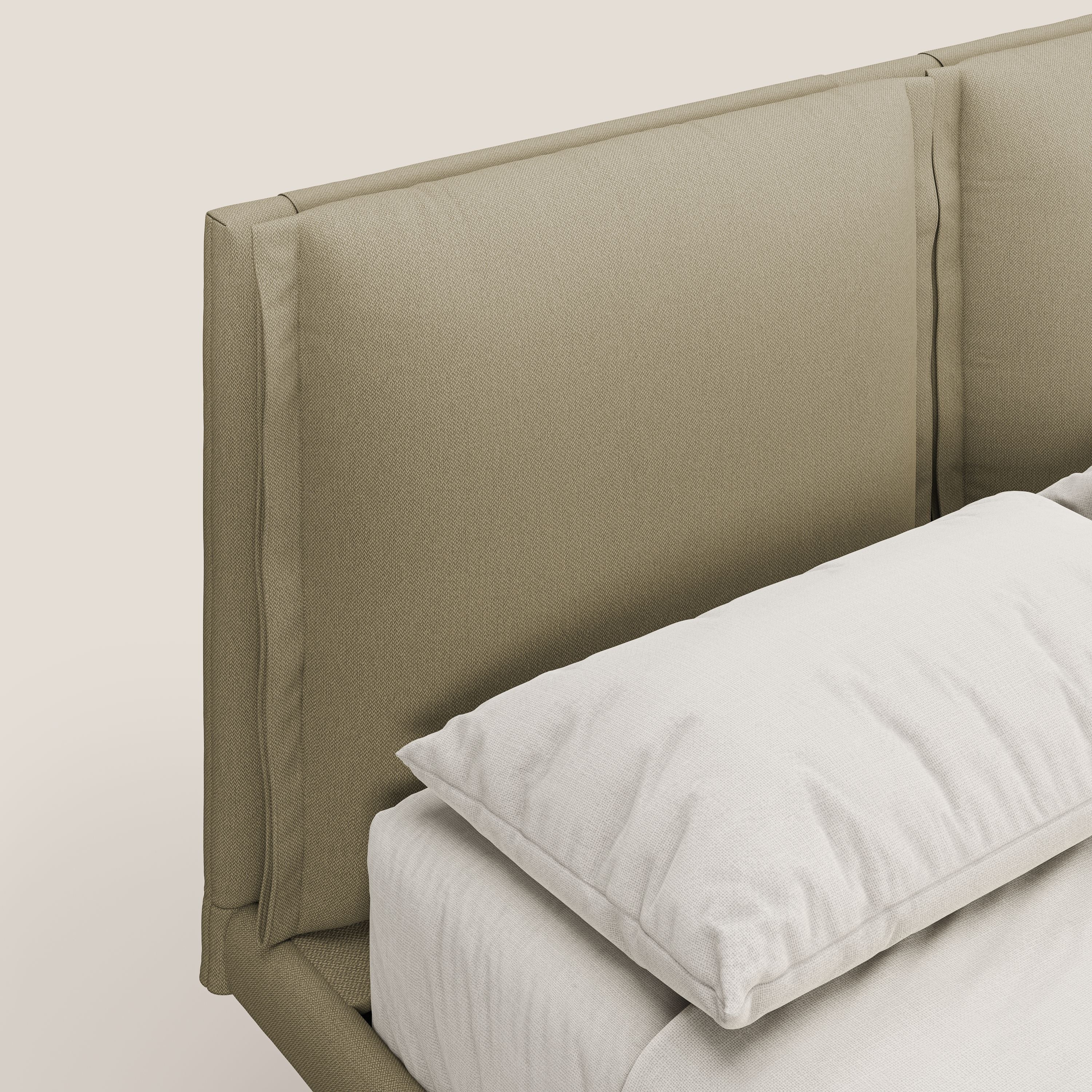 Noah letto con cuscini regolabili e piedi alti in metallo in tessuto smacchiabile T05 cammello - divani.store