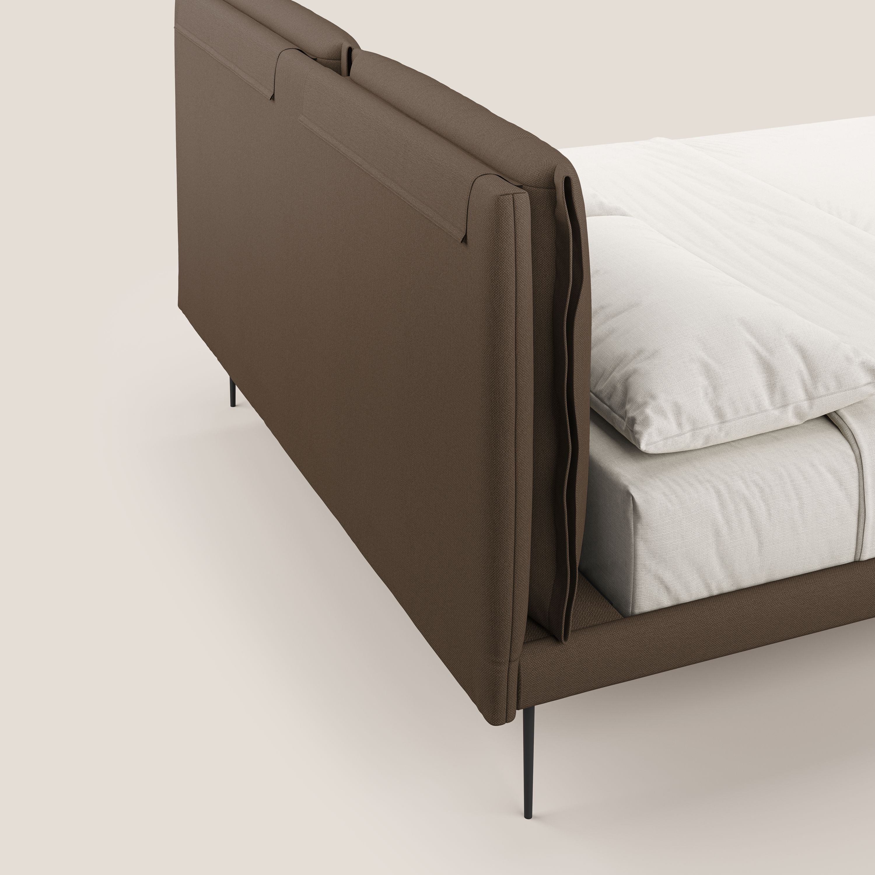 Noah letto con cuscini regolabili e piedi alti in metallo in tessuto smacchiabile T05 marrone - divani.store