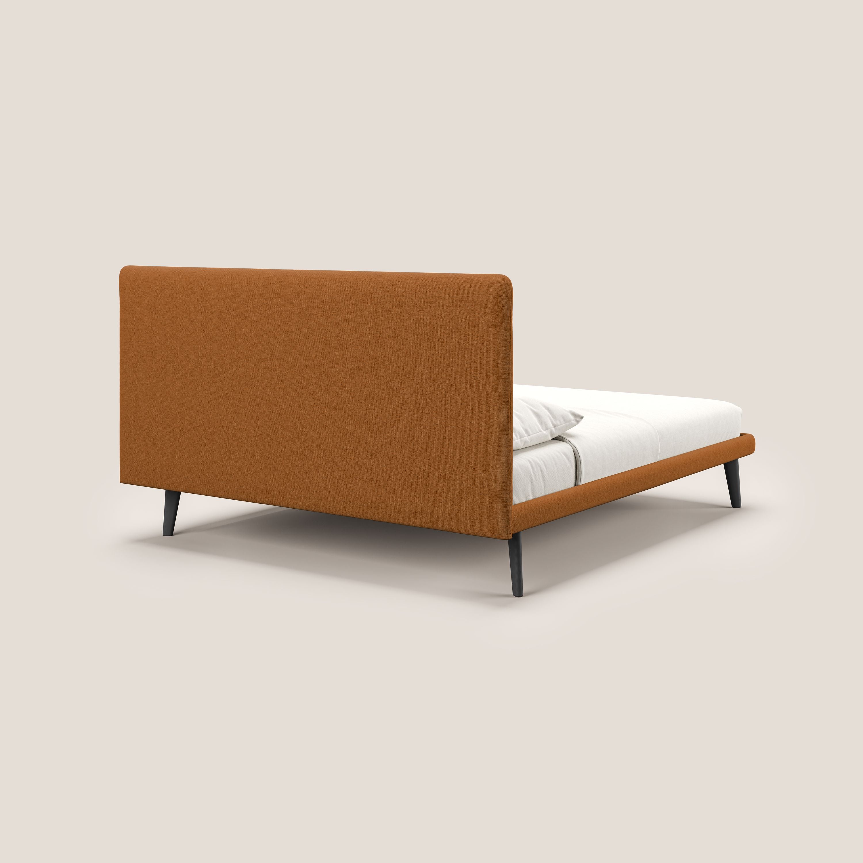Noel letto minimal scandinavo con piedi in mogano e tessuto fiammato impermeabile T19 arancio - divani.store