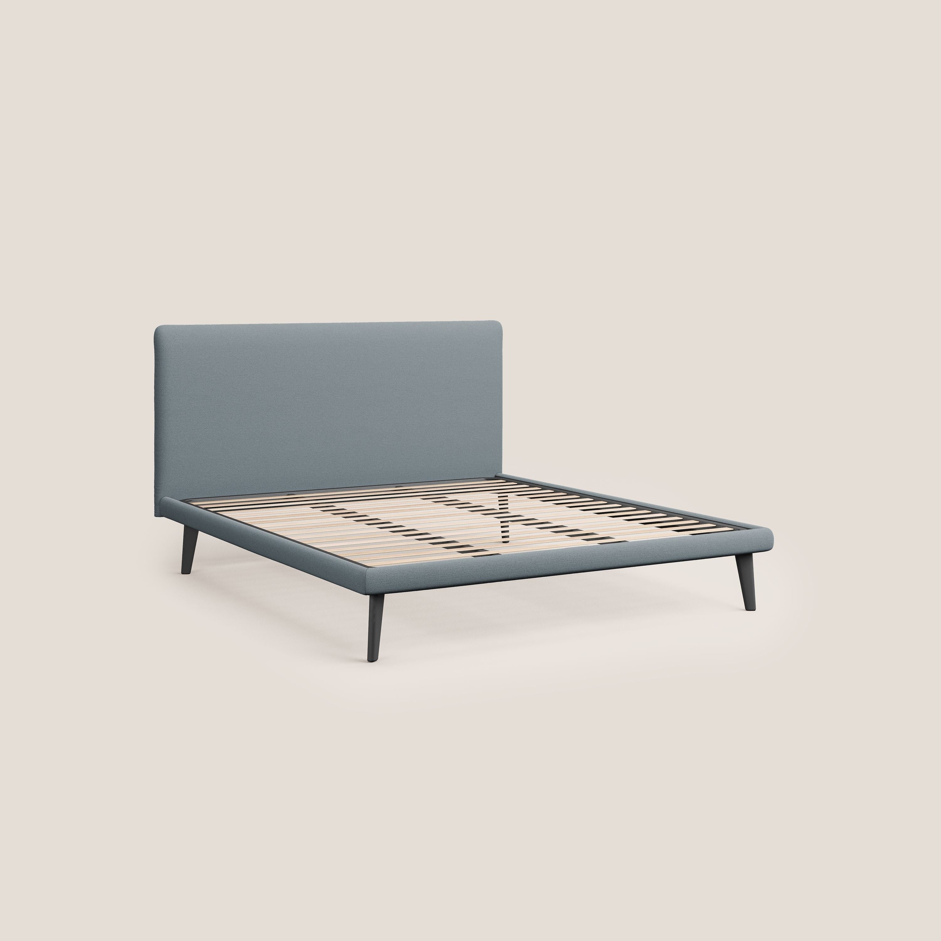 Noel letto minimal scandinavo con piedi in mogano e tessuto fiammato impermeabile T19 carta da zucchero - divani.store