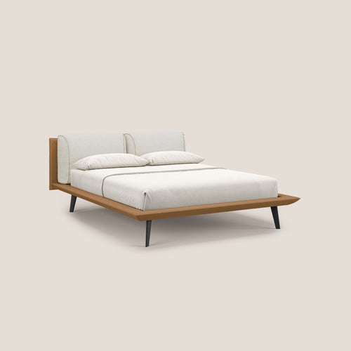 Il letto di design Petra di Letti.store è caratterizzato da un tessuto bicolore impermeabile T11 e T06 (cuoio/panna), cuscini in piuma e piedi in mogano. Il letto è presentato con un'ordinata biancheria da letto bianca e due cuscini su uno sfondo beige chiaro.