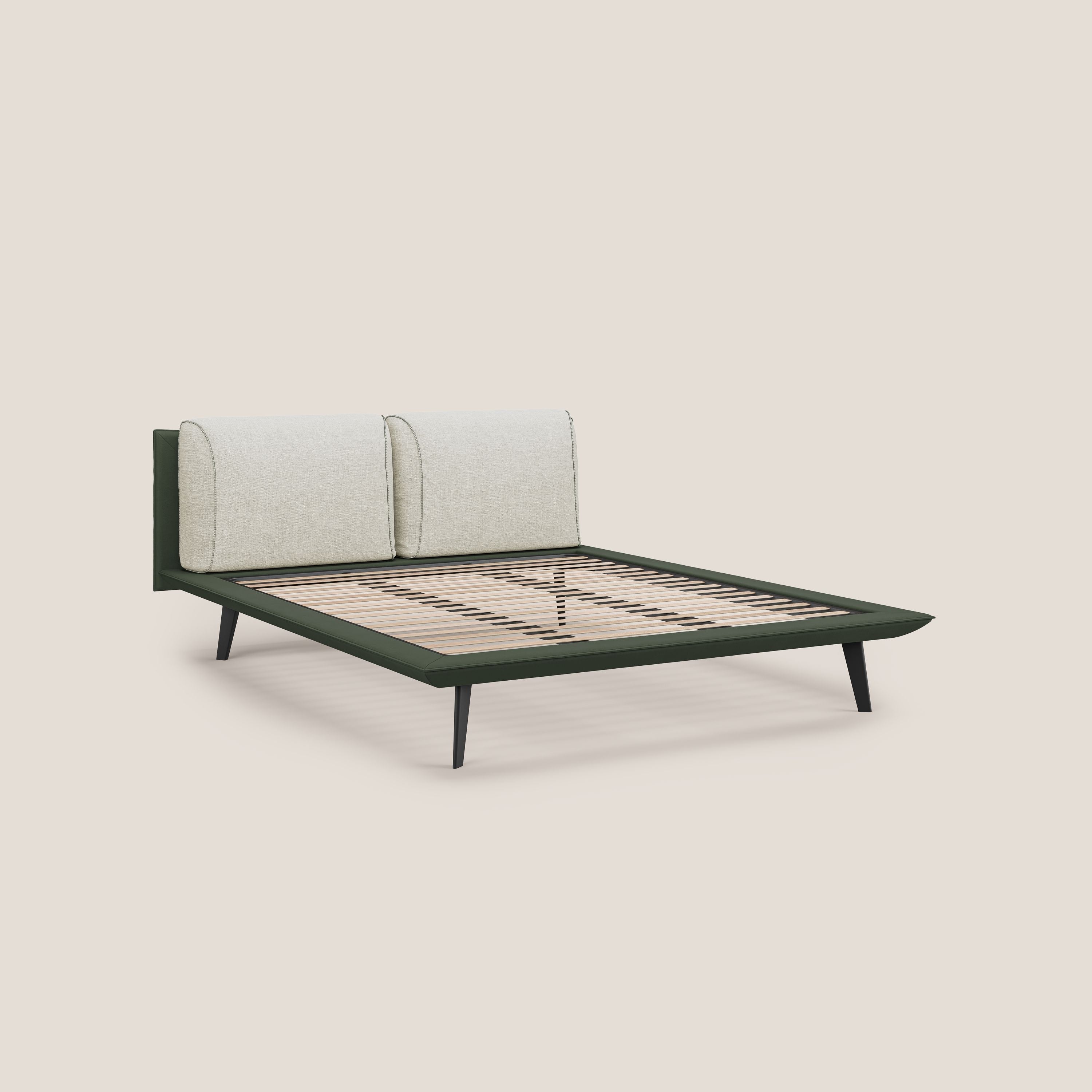 Il letto di design Petra di Letti.store è caratterizzato da un tessuto impermeabile bicolore verde oliva e panna, cuscini in piuma in due sezioni e gambe angolate in mogano. La struttura è dotata di rete ortopedica a doghe a vista per il sostegno del materasso.