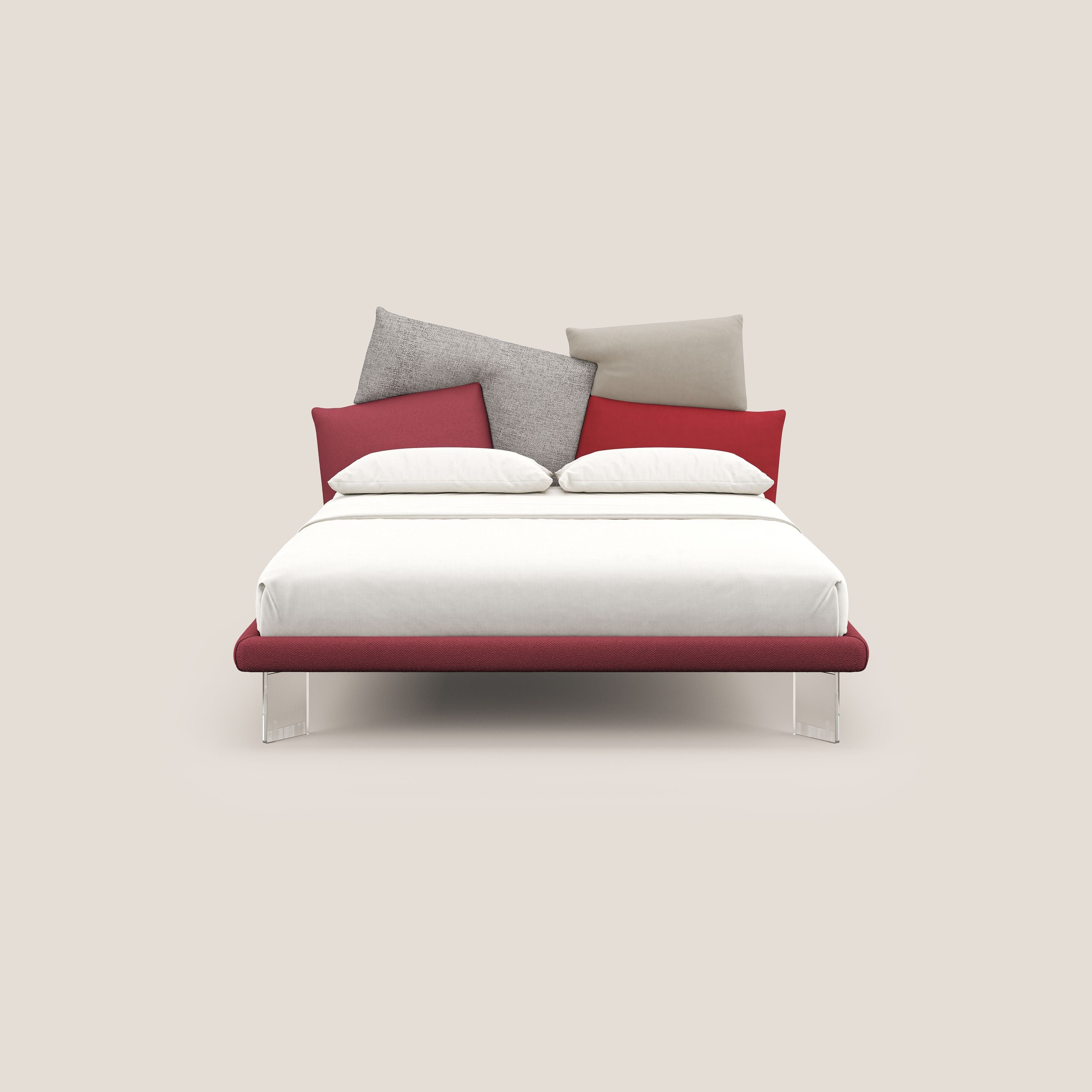 Rebus letto imbottito dal design moderno con piedi trasparenti in plexiglass rosso - divani.store
