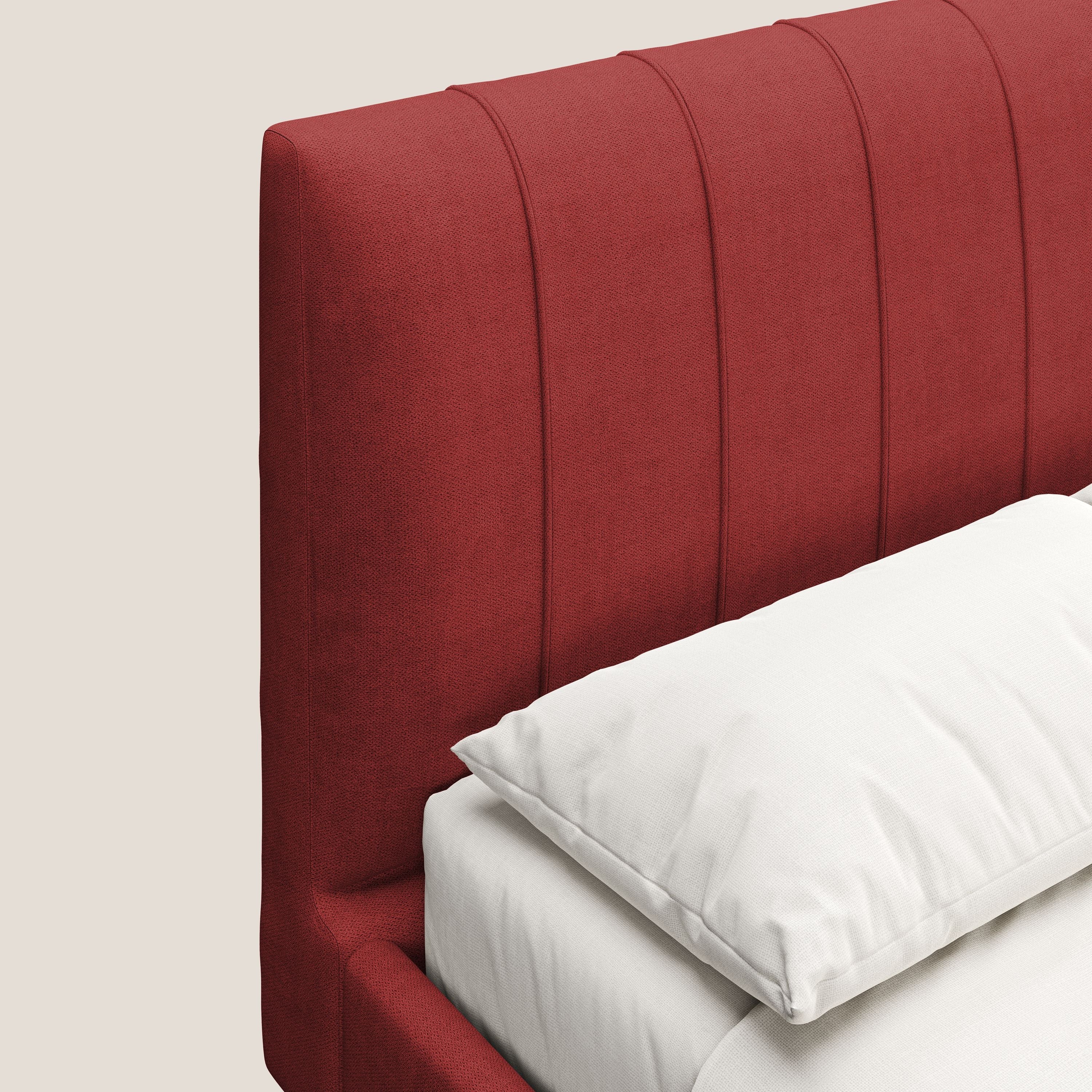 Selene letto imbottito con piedini naturali sfoderabile in tessuto impermeabile T02 rosso - divani.store