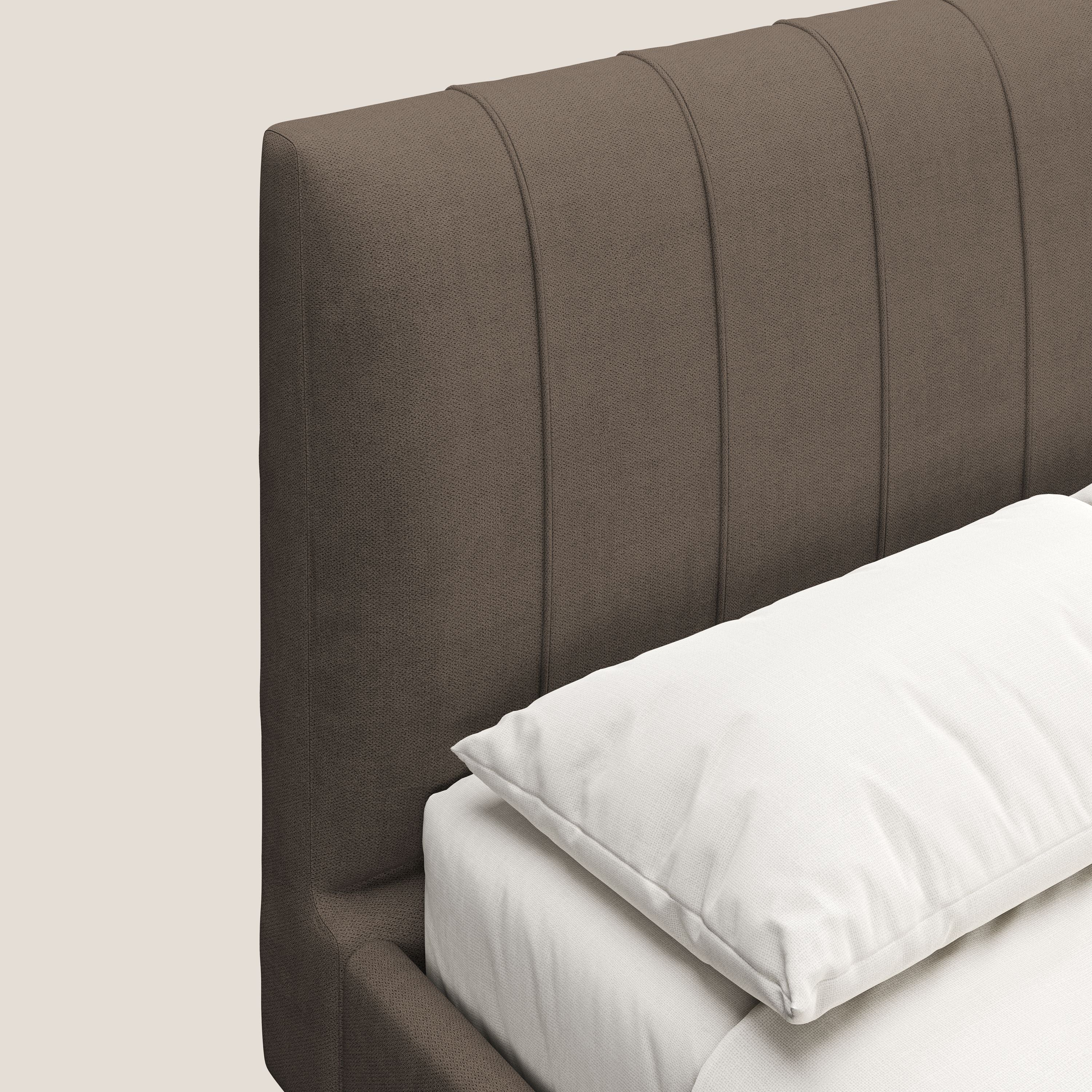 Selene letto imbottito con piedini naturali sfoderabile in tessuto impermeabile T02 marrone - divani.store