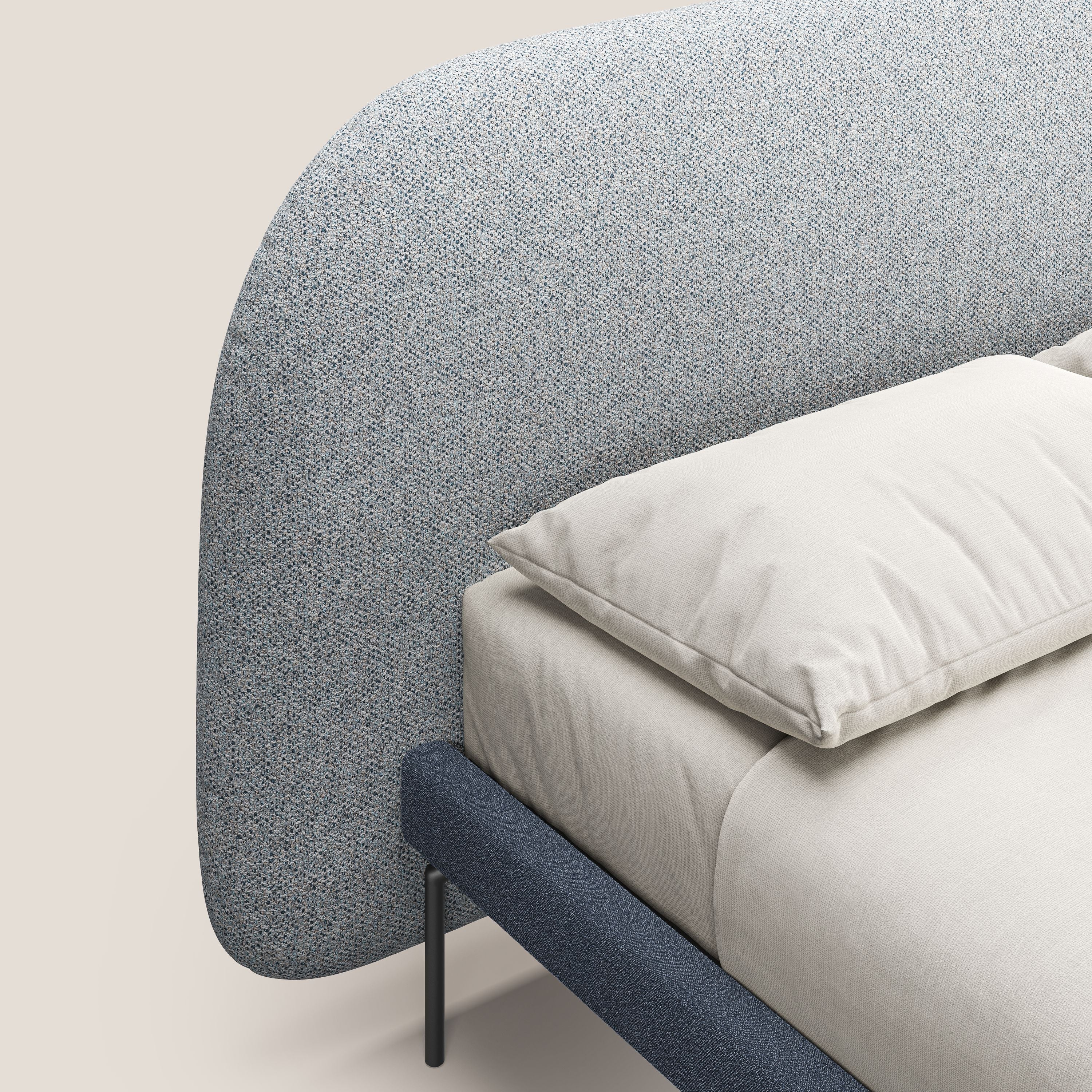 Soleil letto imbottito di design con piedi alti in metallo in bouclet smacchiabile T12 carta da zucchero - divani.store