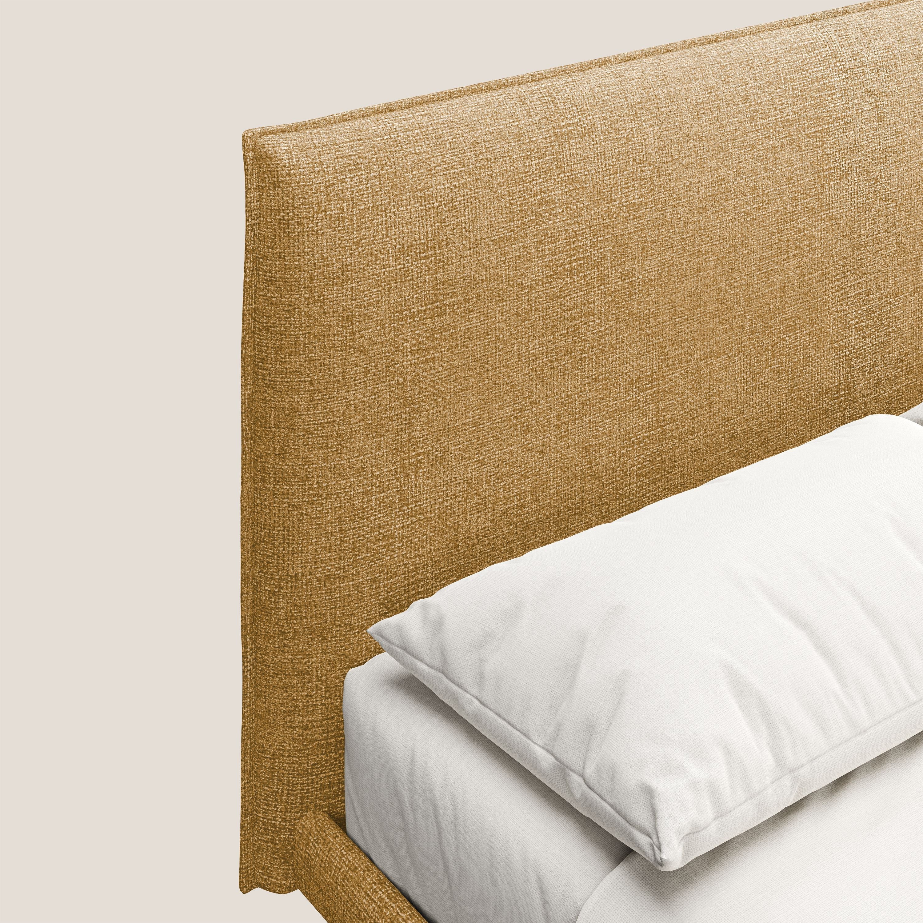 Theo letto imbottito moderno sfoderabile con piedi alti in metallo in tessuto impermeabile T10 giallo - divani.store