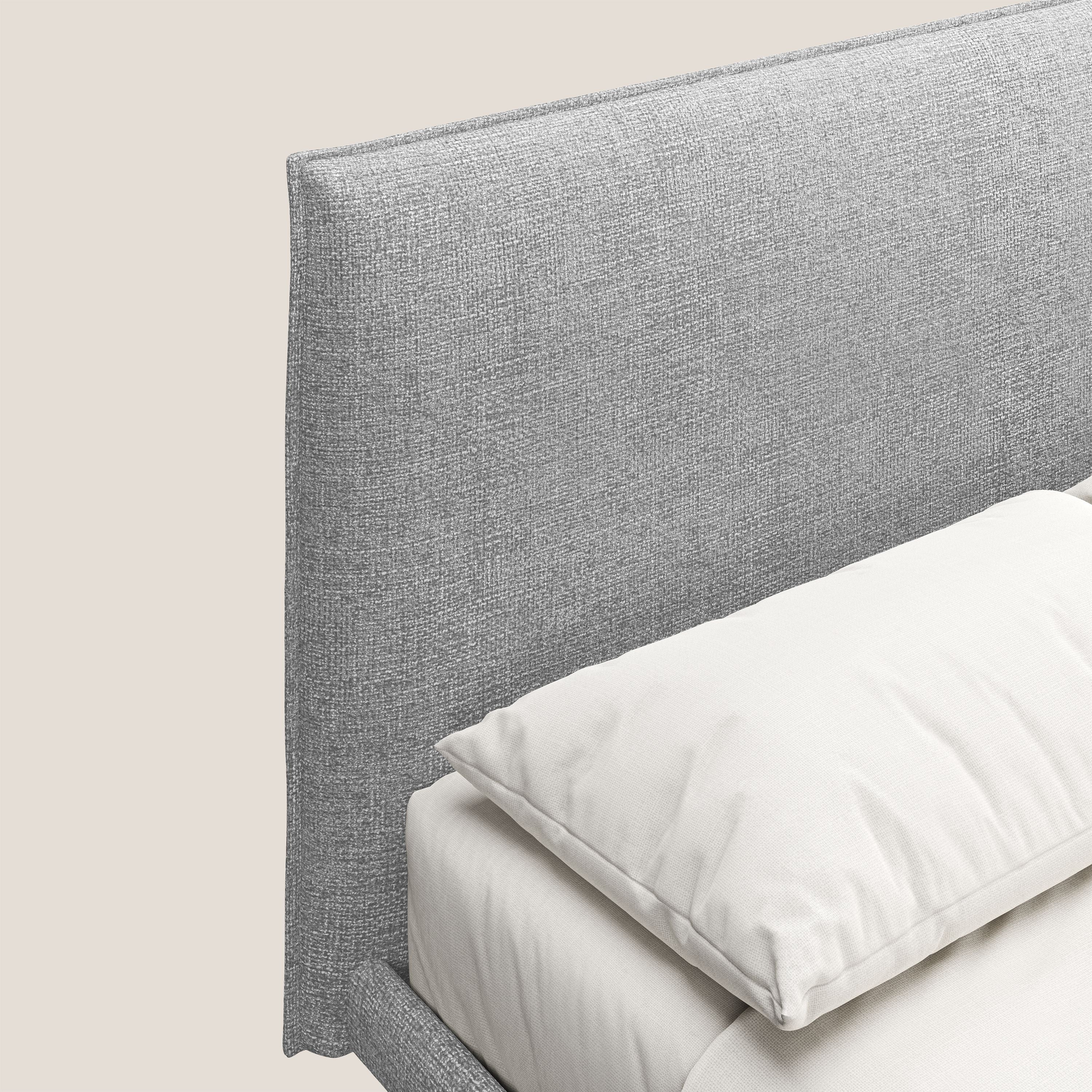 Theo letto imbottito moderno sfoderabile con piedi alti in metallo in tessuto impermeabile T10 grigio chiaro - divani.store