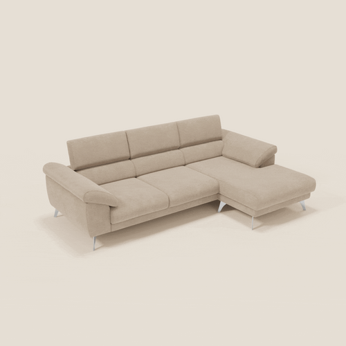 Il divano Donatello di Divani.Store è caratterizzato da 3 sedute allungabili, braccioli contenitori e poggiatesta reclinabili in tessuto antimacchia T23 beige. Il lato destro diventa una chaise lounge su gambe angolari bianche, su uno sfondo beige chiaro.