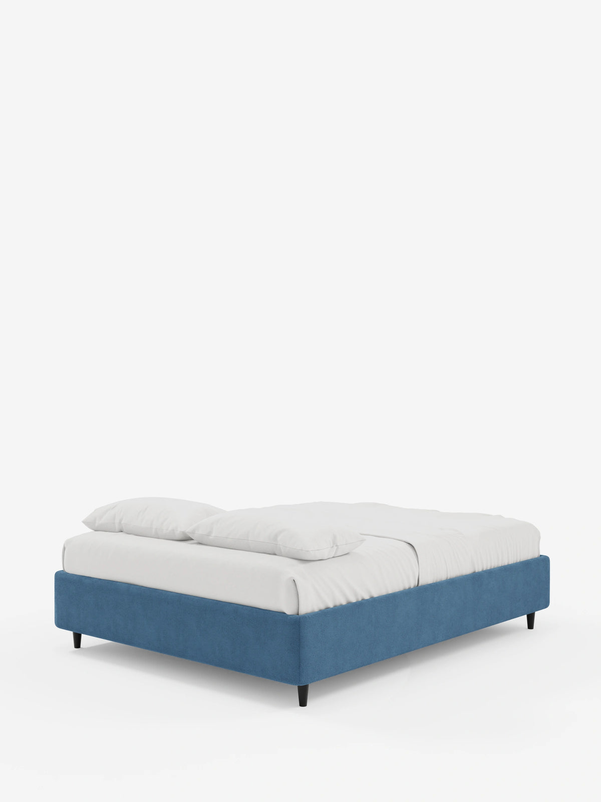 Il letto sommier imbottito ERON con contenitore in tessuto impermeabile certificato Oeko-Tex è un letto imbottito blu con lenzuola bianche e due cuscini, che spicca su uno sfondo a tinta unita, poggiato su gambe corte, affusolate e di colore scuro.