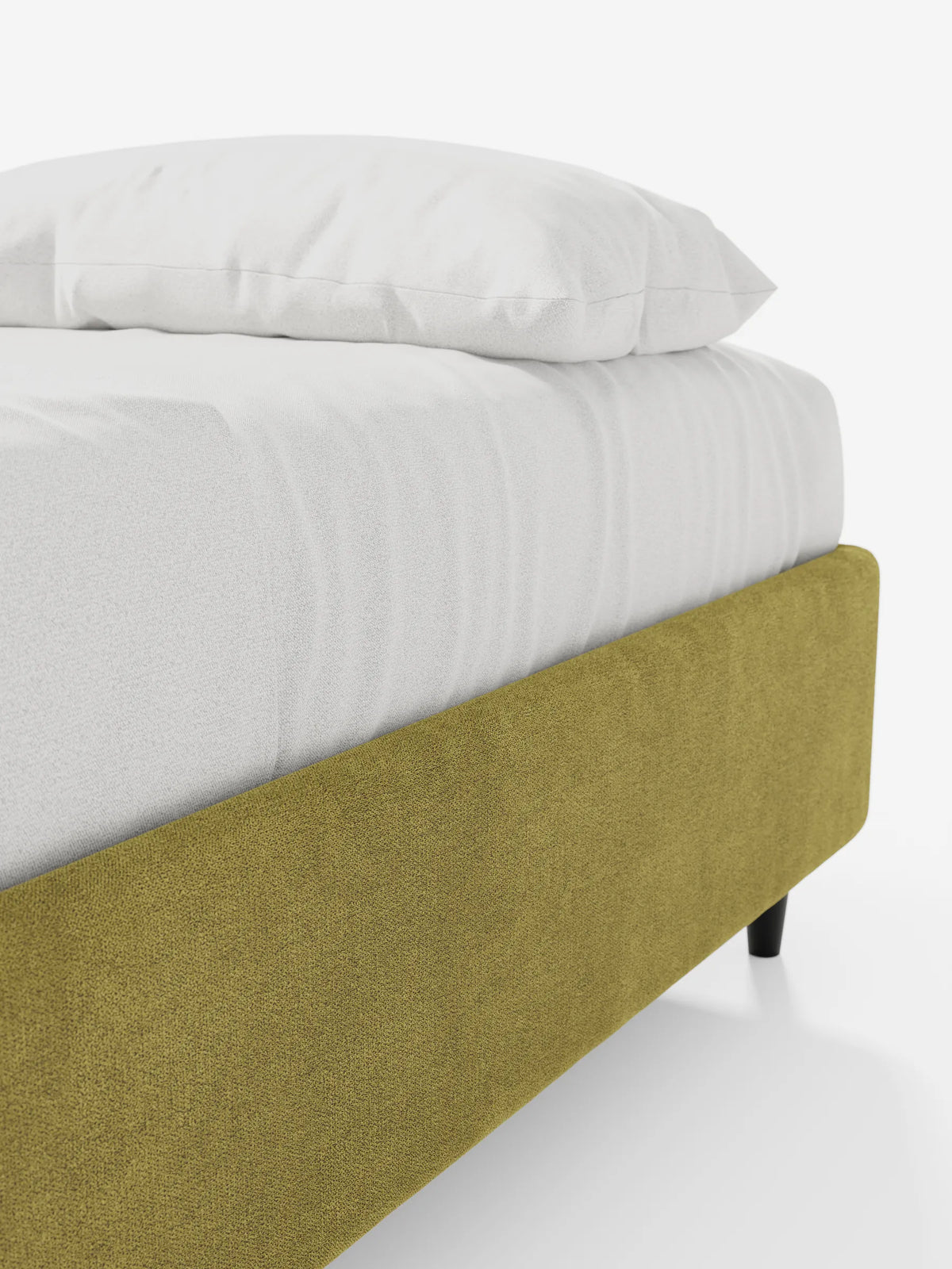 Primo piano di un letto sommier imbottito ERON con contenitore, rivestito in tessuto impermeabile certificato Oeko-Tex color verde muschio, caratterizzato da una gamba corta nera, con sopra un lenzuolo bianco e un cuscino, su uno sfondo bianco brillante in studio.