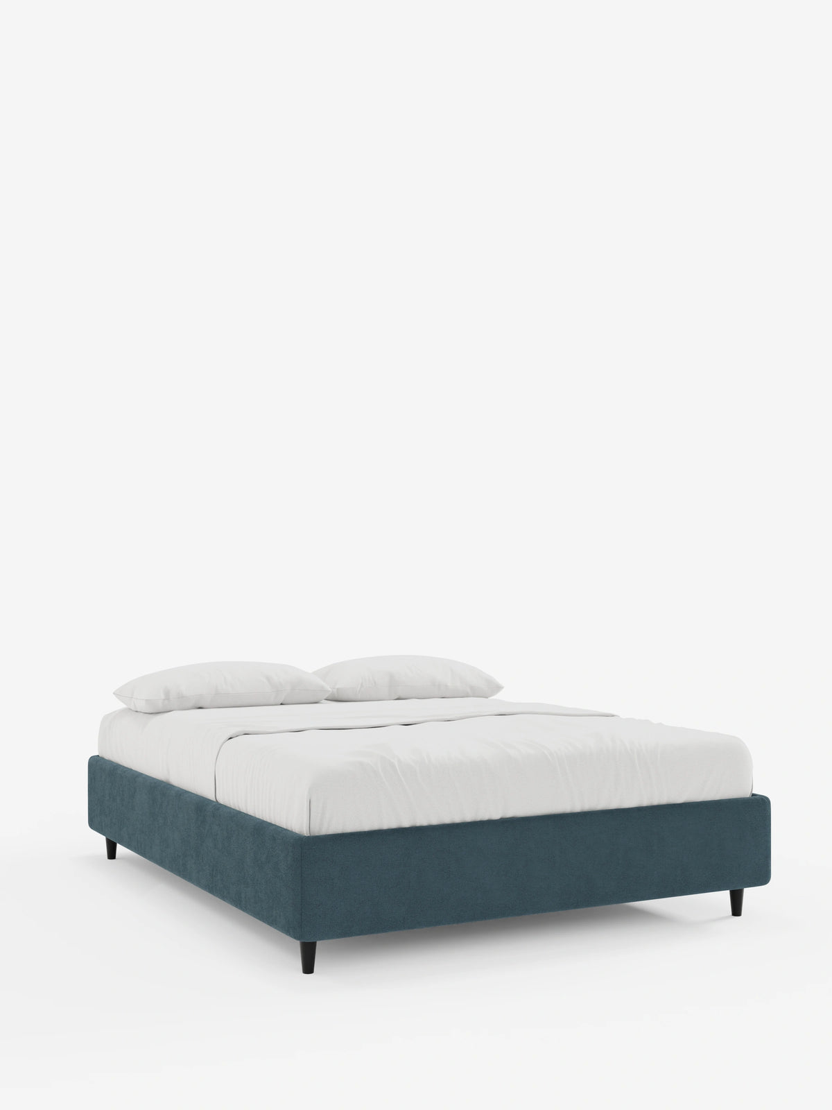 Un letto sommier imbottito ERON con contenitore, rivestito in tessuto impermeabile certificato Oeko-Tex, con base in tessuto blu intenso, quattro gambe corte nere e biancheria da letto candida, con due cuscini su uno sfondo chiaro e semplice.