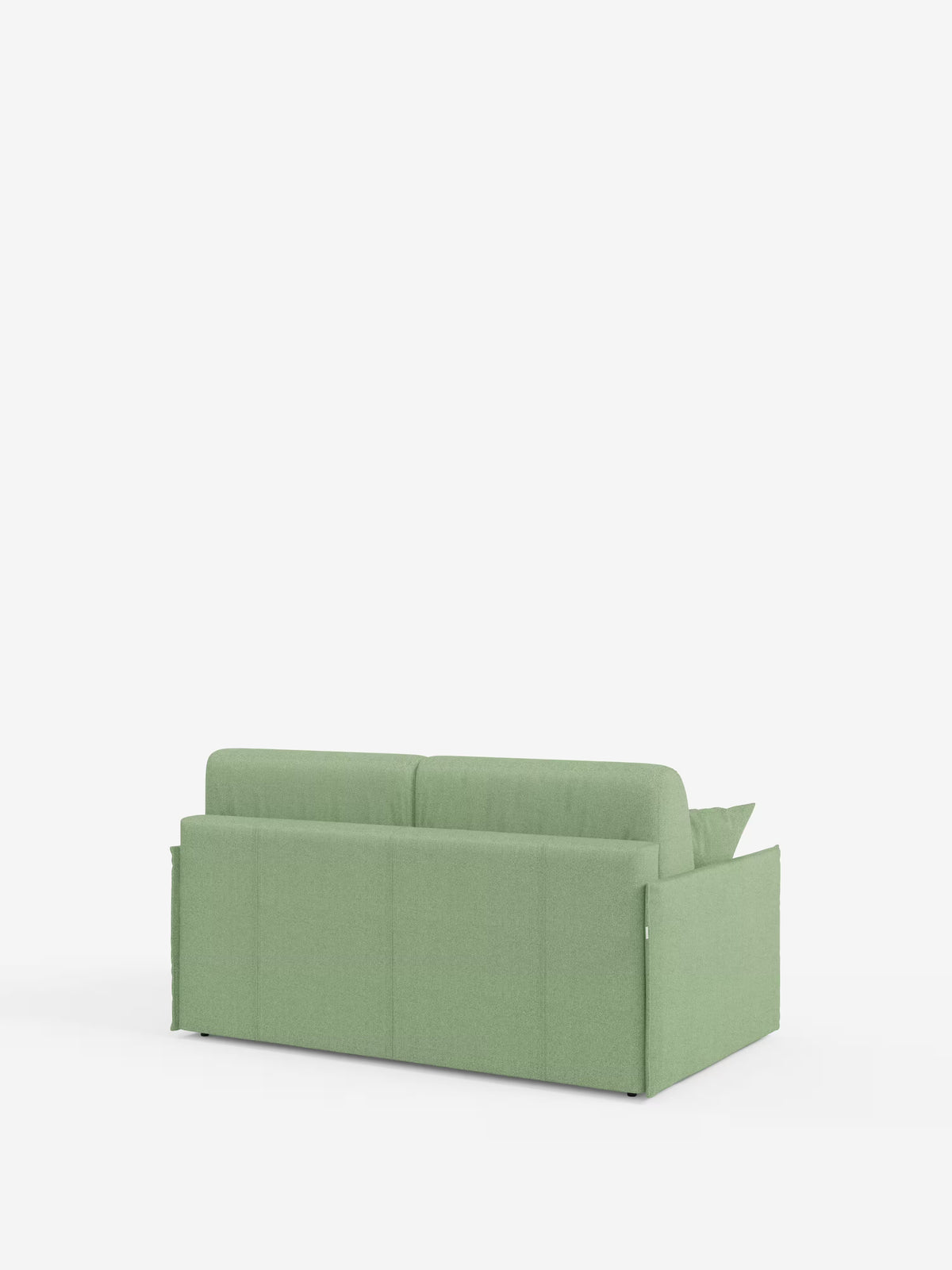 Un divano letto matrimoniale sfoderabile Evans di Divani.Store, rivestito in tessuto T23 verde salvia antimacchia, è raffigurato di retro su uno sfondo bianco a tinta unita. Questo divano compatto e moderno presenta una silhouette squadrata con linee rette, cuciture a vista e due grandi cuscini dello schienale: l’ideale come divano letto compatto salvaspazio. Uno dei cuscini del bracciolo è leggermente rialzato e il design include un pratico vano portaoggetti per i cuscini.