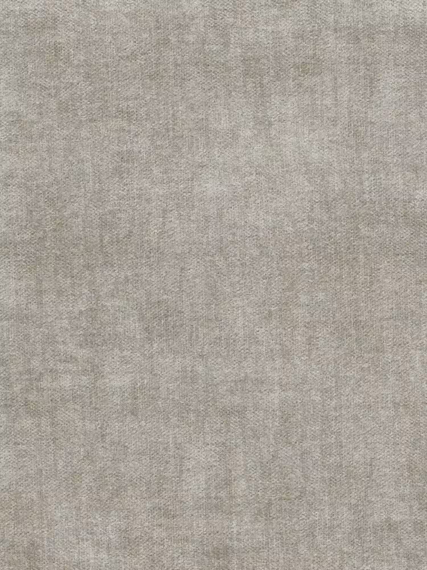Un primo piano di un tessuto grigio chiaro, dalla trama ruvida e con un motivo intrecciato discreto, presente sul divano letto Titano con penisola reversibile contenitore, poggiatesta reclinabili ed elemento estraibile in tessuto smacchiabile di Divani.Store. La superficie appare morbida e leggermente irregolare, con lievi variazioni di tonalità che conferiscono al tessuto profondità e un aspetto naturale, simile al lino. Non sono visibili altri oggetti o elementi.