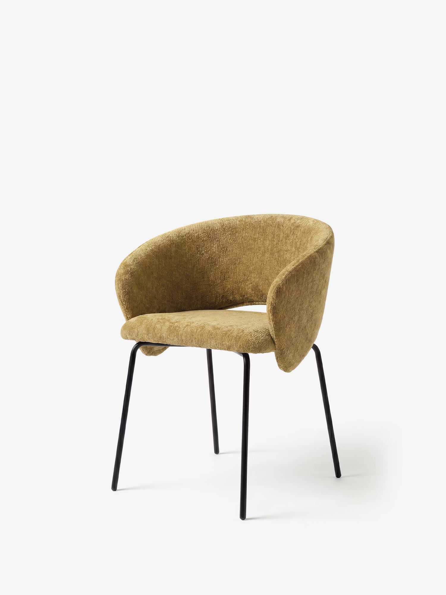 La sedia imbottita Fosca di Divani.Store presenta schienale e seduta arrotondati e rivestiti in tessuto certificato OEKO-TEX®, con gambe e braccioli in metallo nero, per un design moderno e confortevole.