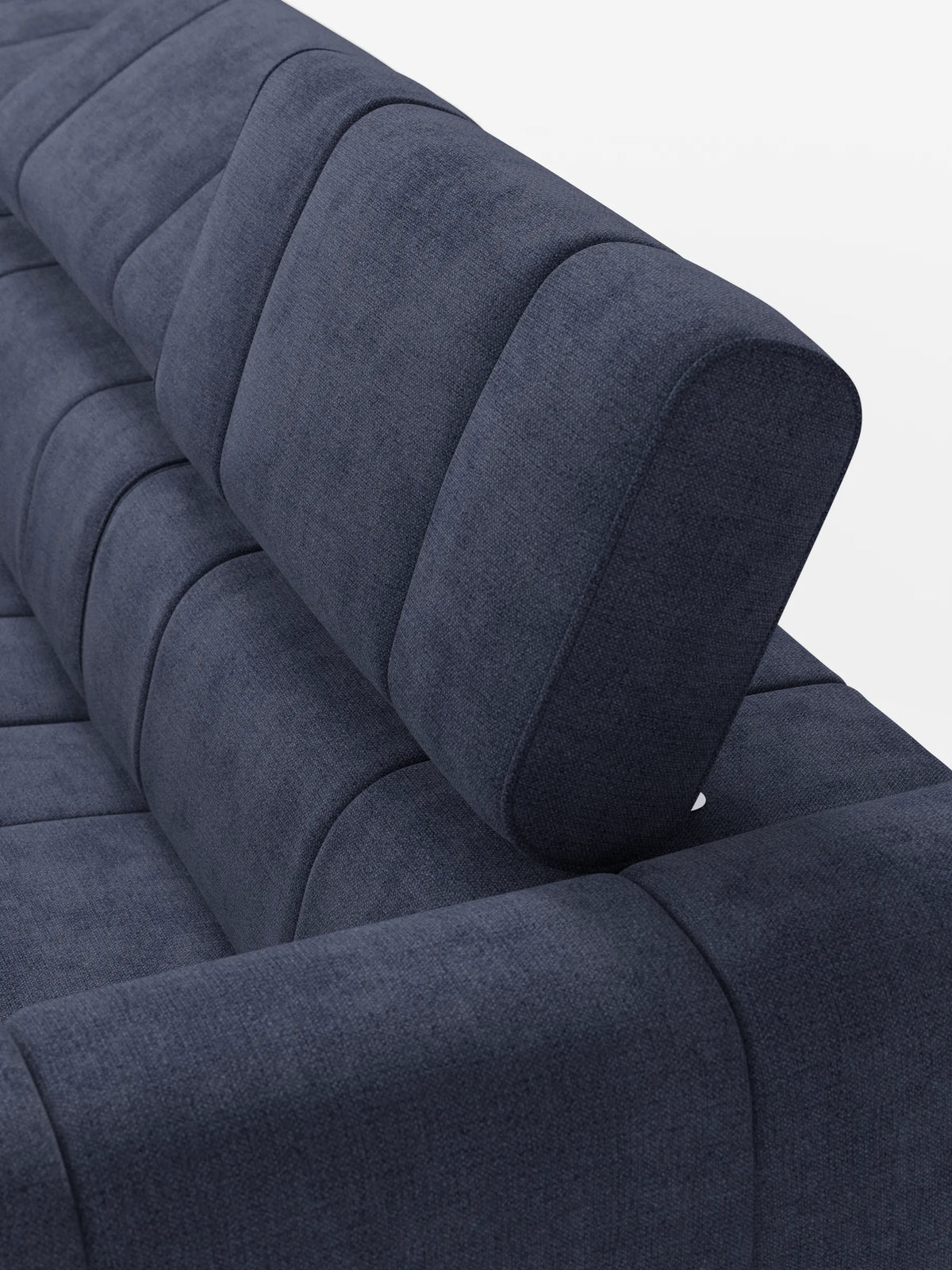 Un divano modulare Giotto blu scuro a 4 posti con poggiatesta reclinabili e funzione relax elettrica opzionale, rivestito in tessuto smacchiabile T23 con cuciture a vista e un poggiatesta rialzato che lascia intravedere il meccanismo metallico regolabile su uno sfondo bianco.