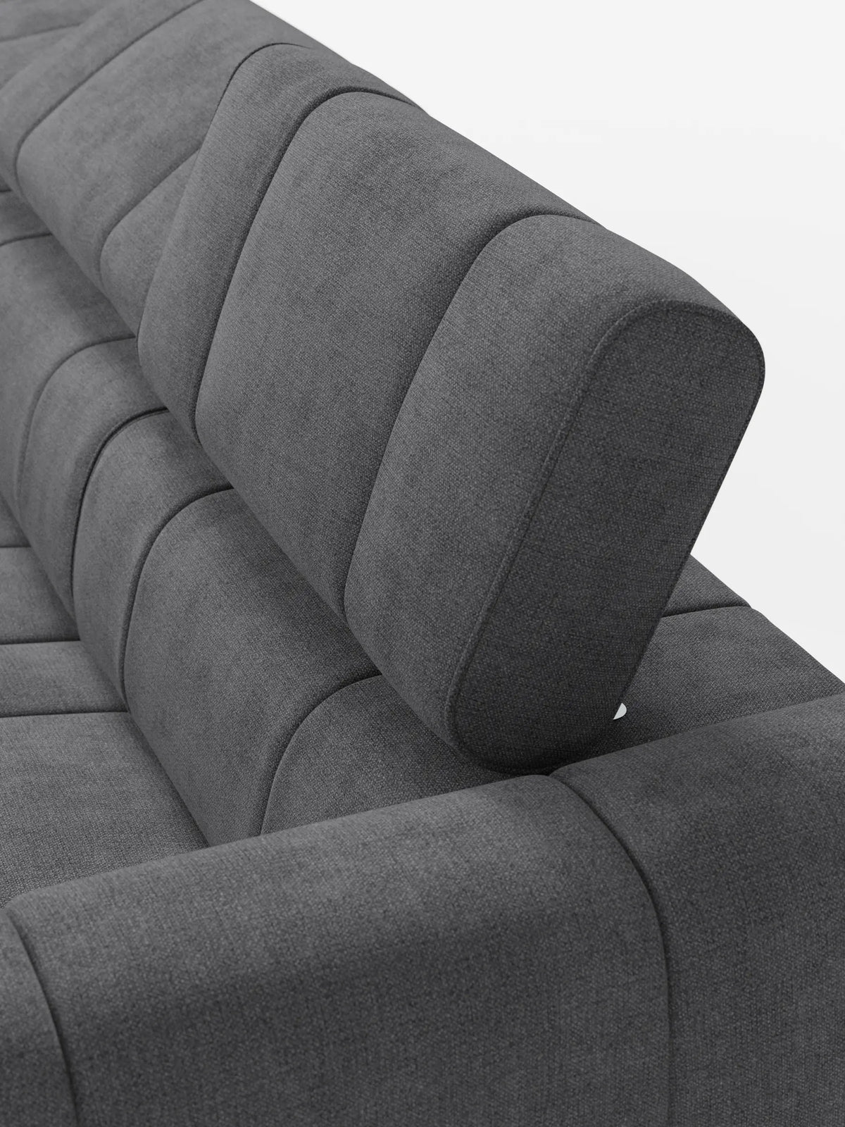 Un divano angolare modulare Giotto grigio antracite a 5 posti, lungo 296 cm, con penisola e funzione relax elettrica opzionale, rivestito in tessuto smacchiabile T23, con schienali cuciti a canalina verticale in un moderno design modulare su sfondo bianco.