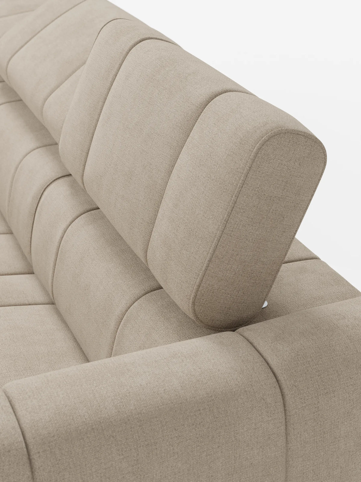 Una vista dall'alto del divano angolare modulare Giotto beige a 5 posti, lungo 296 cm, con penisola e funzione relax elettrica opzionale, rivestito in tessuto antimacchia T23, dotato di poggiatesta regolabile, tessuto testurizzato e cuciture verticali.