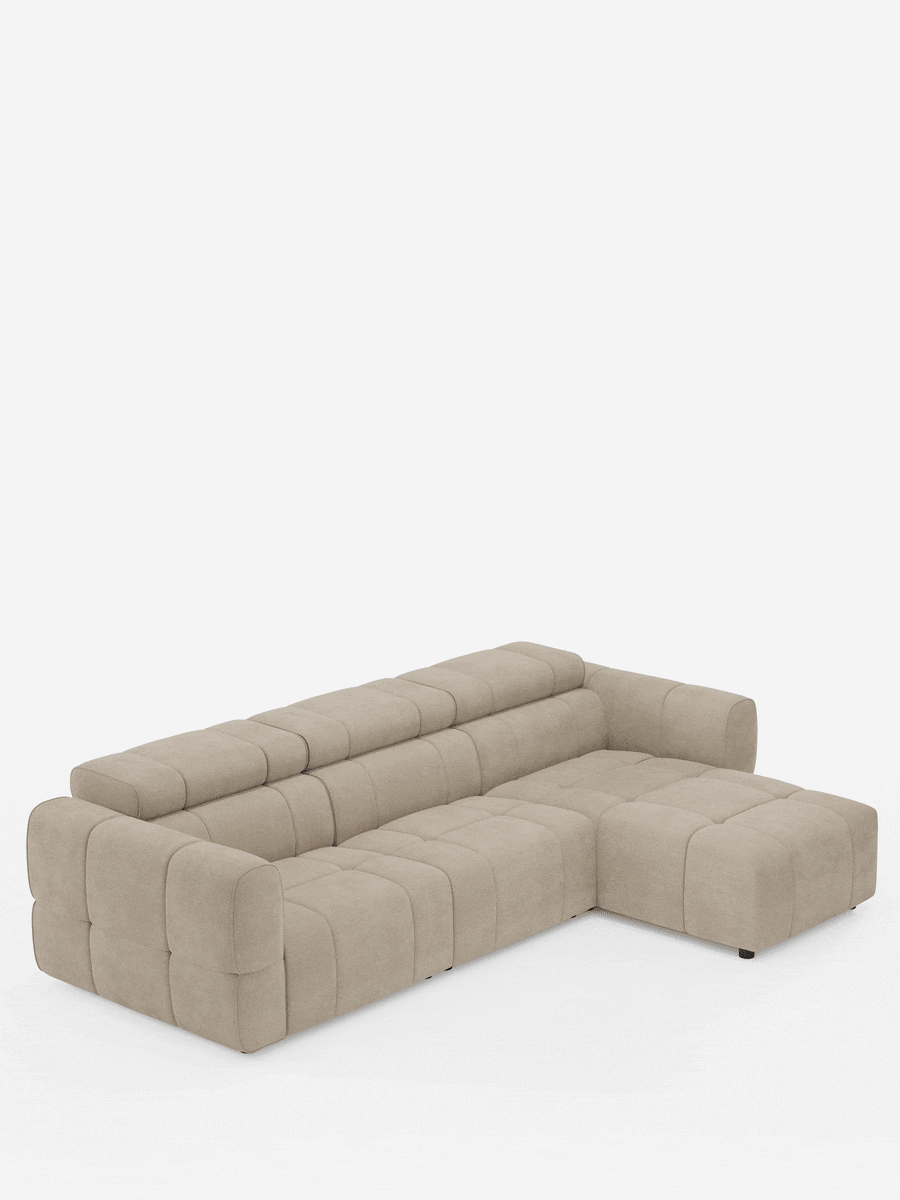 Il divano angolare modulare Giotto a 5 posti da 296 cm con penisola e funzione relax elettrica opzionale, rivestito in tessuto smacchiabile T23, è un divano componibile beige con chaise longue, caratterizzato da un design basso, squadrato e trapuntato e da ampi braccioli.