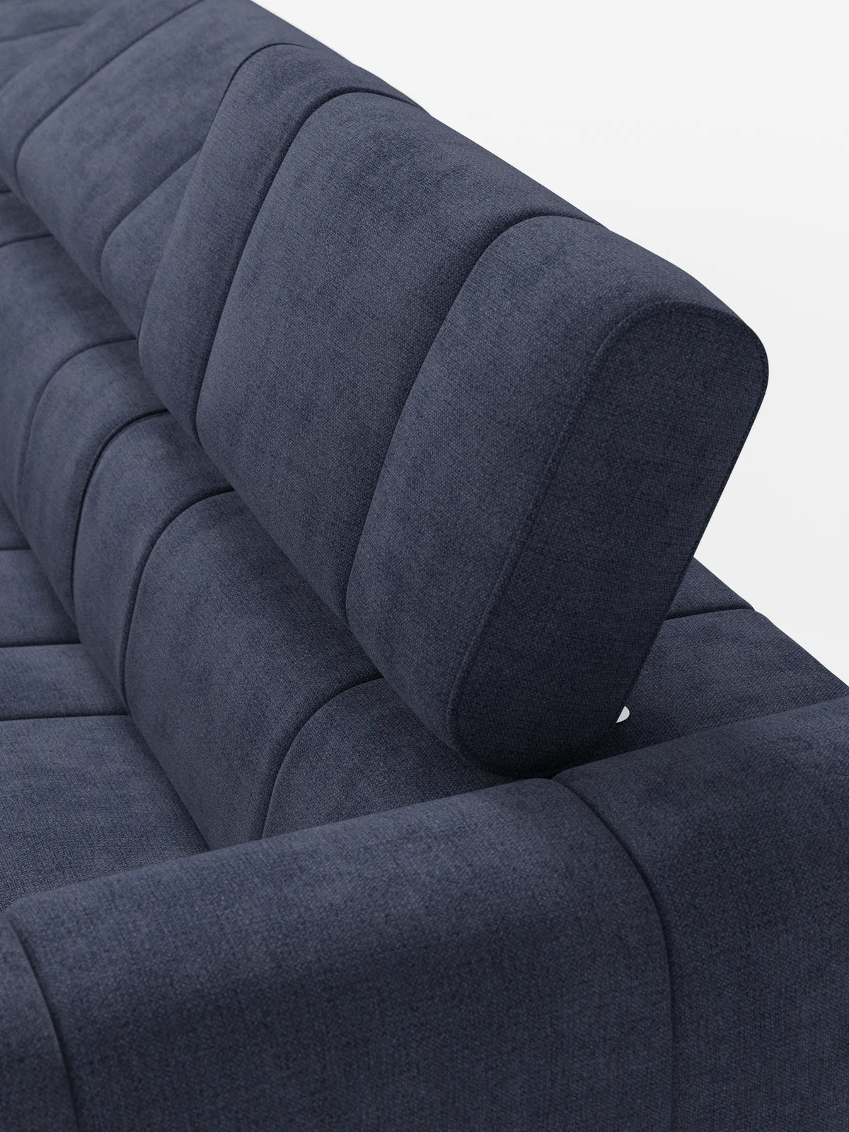Il divano angolare modulare Giotto da 5 posti, 296 cm, colore blu scuro, con penisola e funzione relax elettrica opzionale, rivestito in tessuto smacchiabile T23, presenta uno schienale trapuntato con cuscini segmentati e un poggiatesta inclinabile regolabile su uno sfondo bianco a tinta unita.