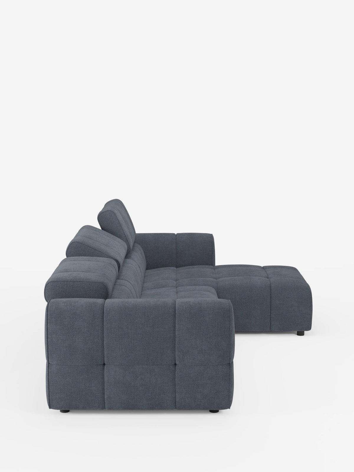 Giotto, divano angolare modulare a 5 posti da 296 cm con penisola e funzione relax elettrica opzionale in tessuto antimacchia T23: un divano angolare modulare grigio scuro con chaise longue, seduta trapuntata, ampi braccioli e poggiatesta regolabili su sfondo bianco.